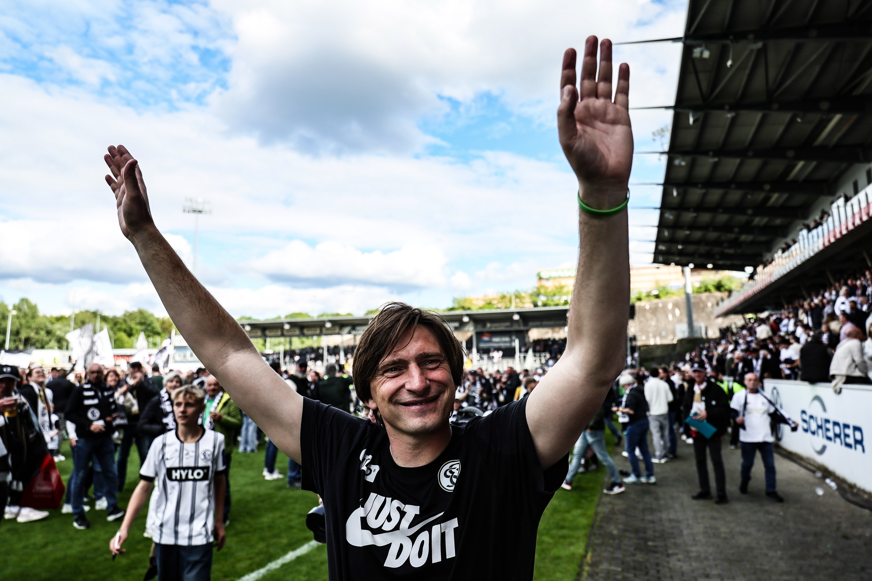Elversberg coach Vincent Wagner celebrates promotion