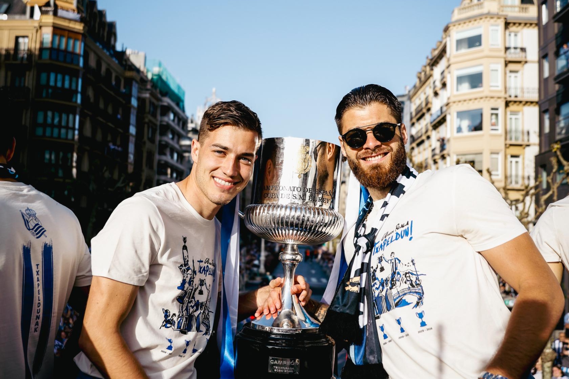 Luka Sucic y Duje Caleta-Car posan con el trofeo de la Copa ganada por la Real.