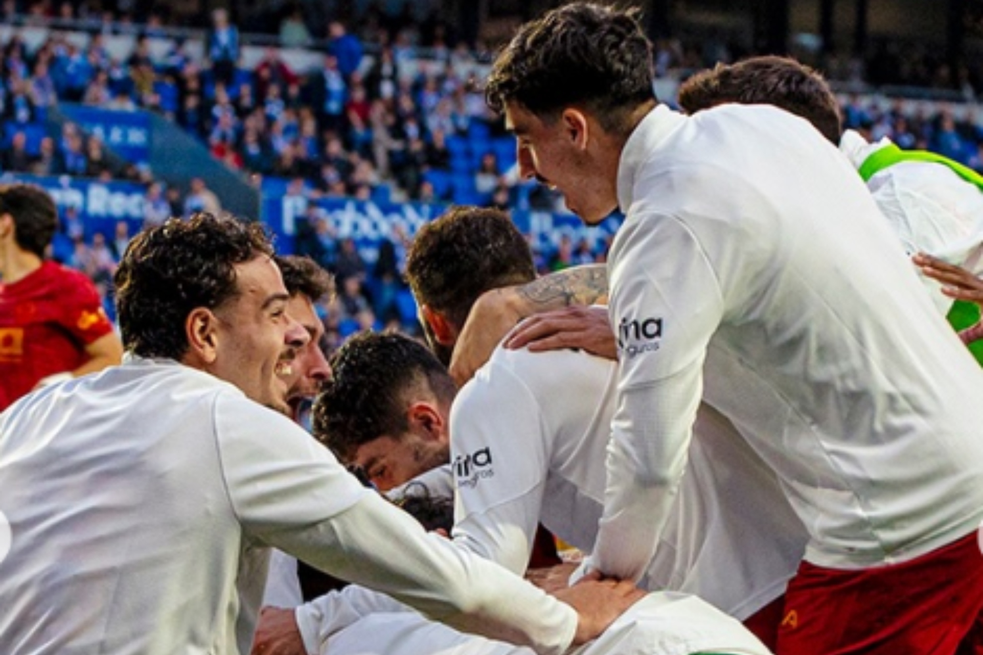 El equipo celebra la remontada en Anoeta que acabó con 3-4.