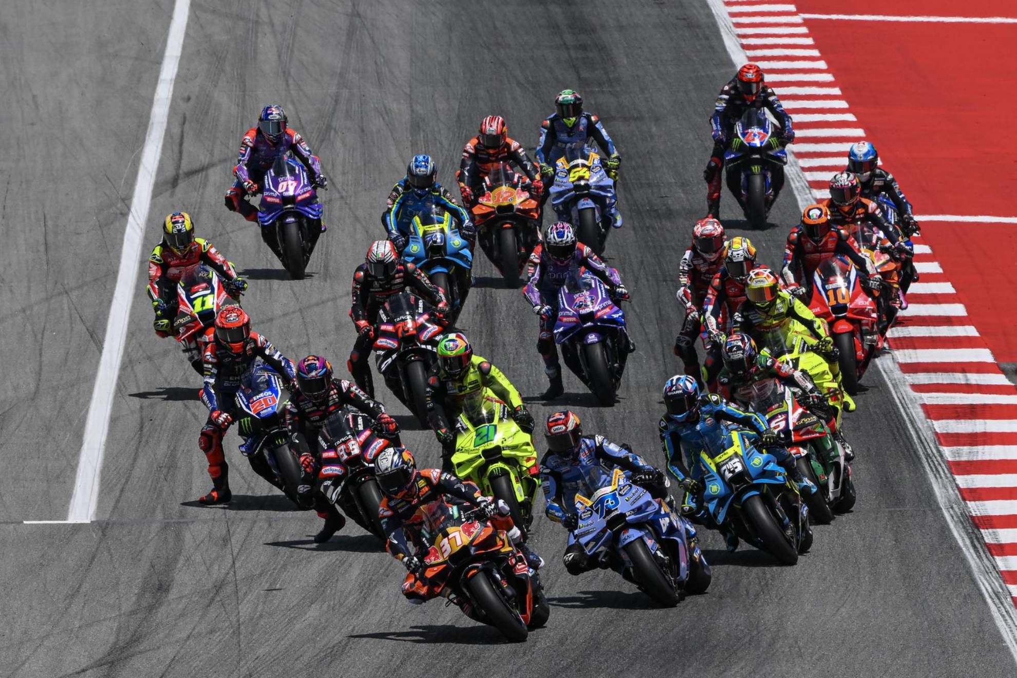 La segunda salida, con Zarco (5) ya impactando a Marini (10).