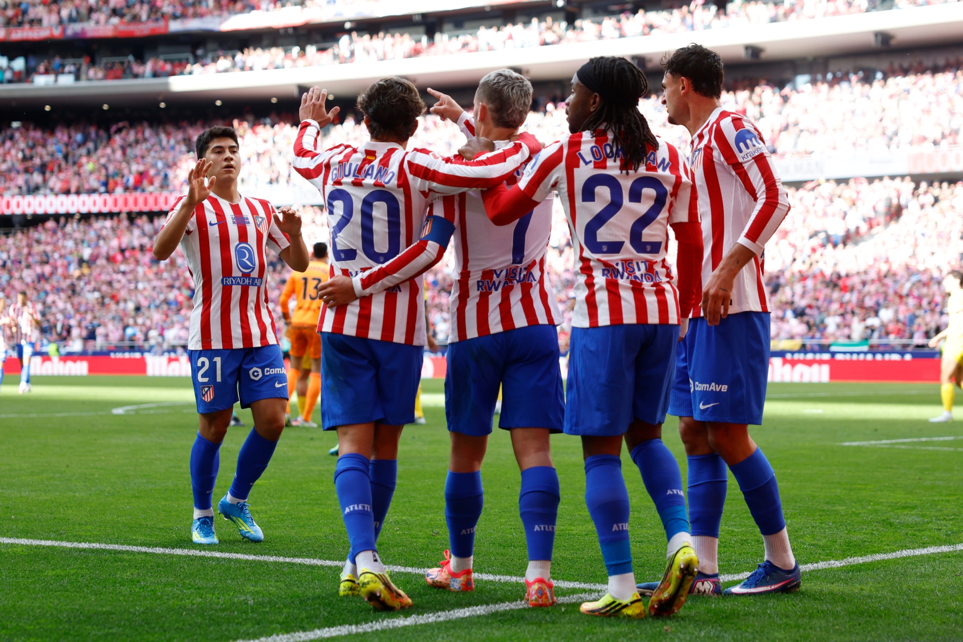 Los jugadores del Atlético celebrando el gol de Lookman ante el Girona.