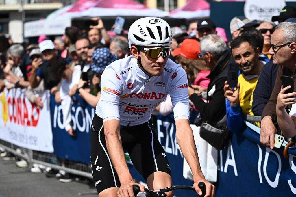 Igor Arrieta, con el maillot de mejor joven del Giro.
