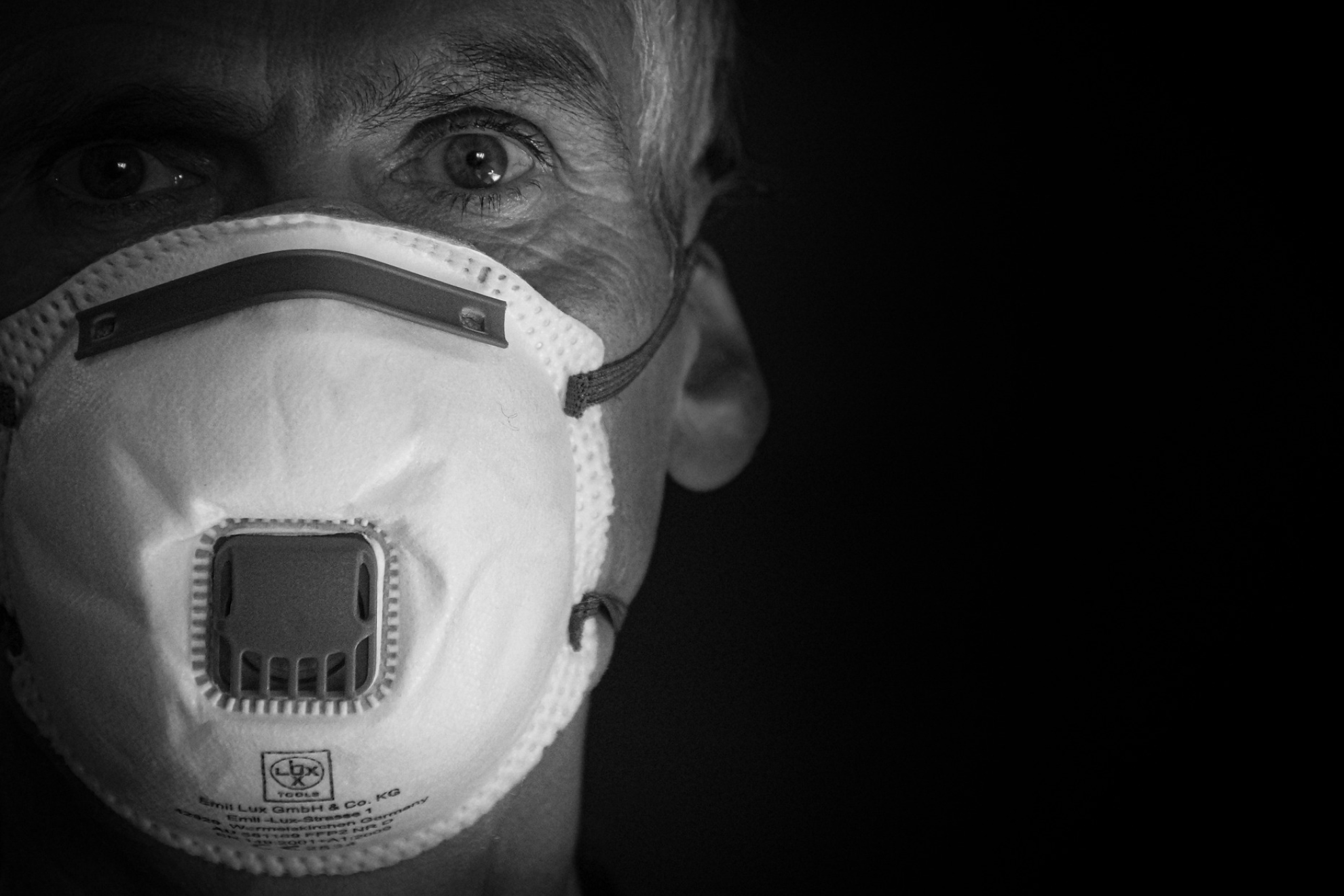 Imagen de recurso de un ser humano con una mascarilla.