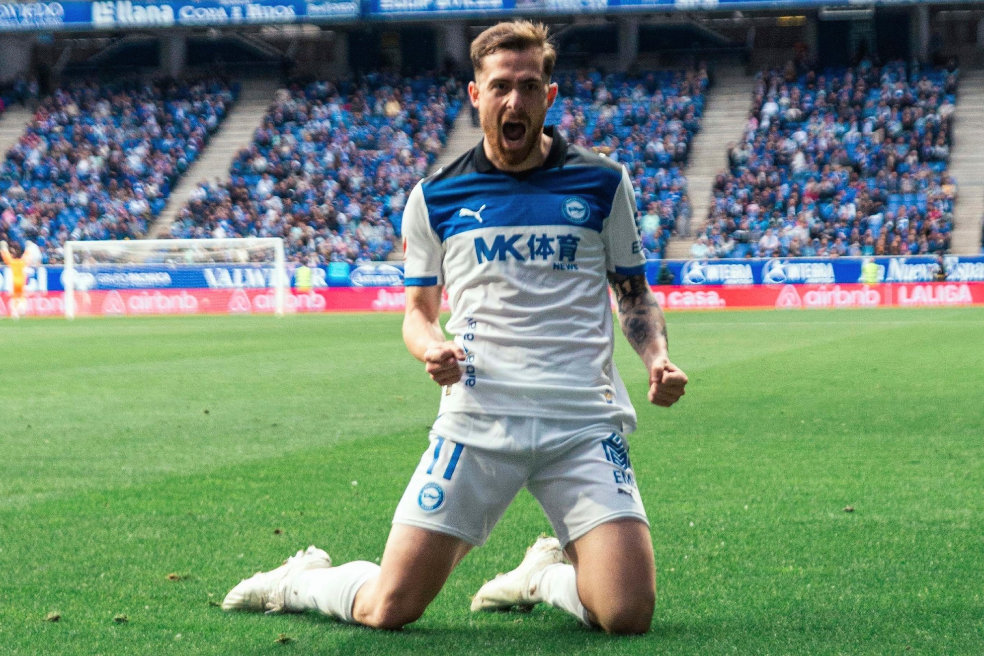 Toni Martínez celebra su gol al Oviedo.