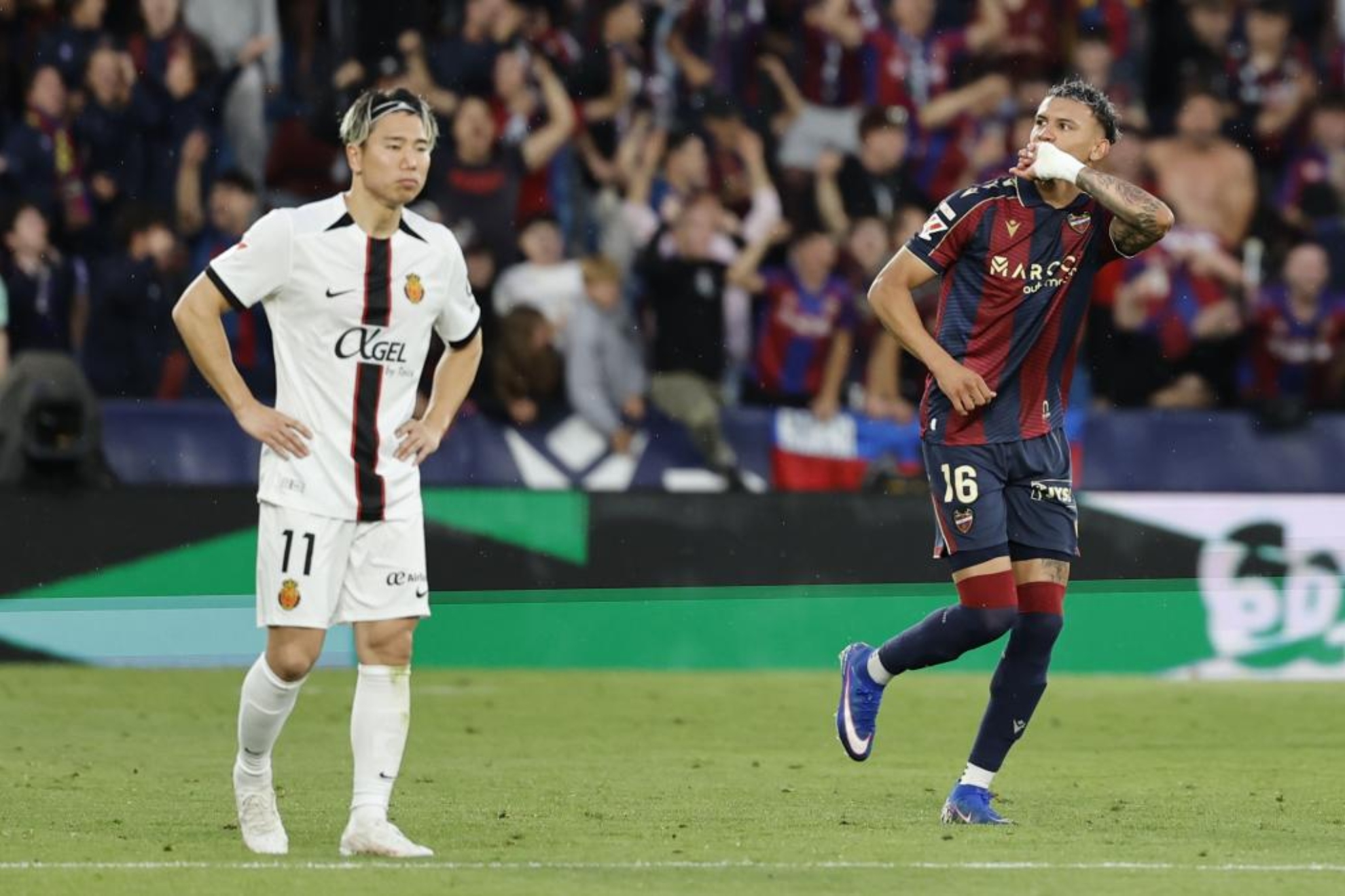 Asano se lamenta mientras Arriaga celebra un gol.
