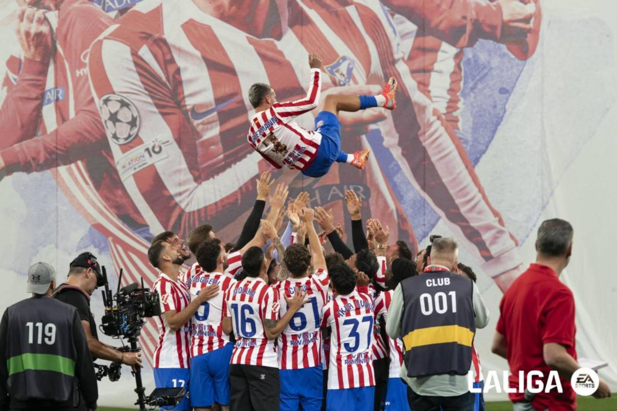 Griezmann es manteado por sus compañeros tras su último partido como rojiblanco en el Metropolitano.