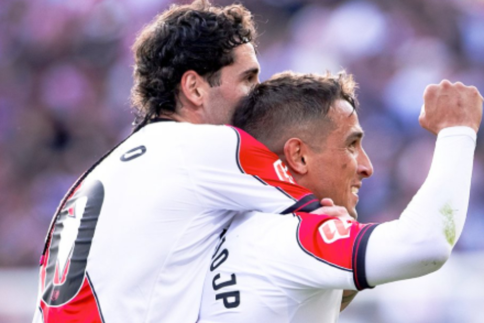 Sergio Camello celebró su gol con Óscar Trejo.