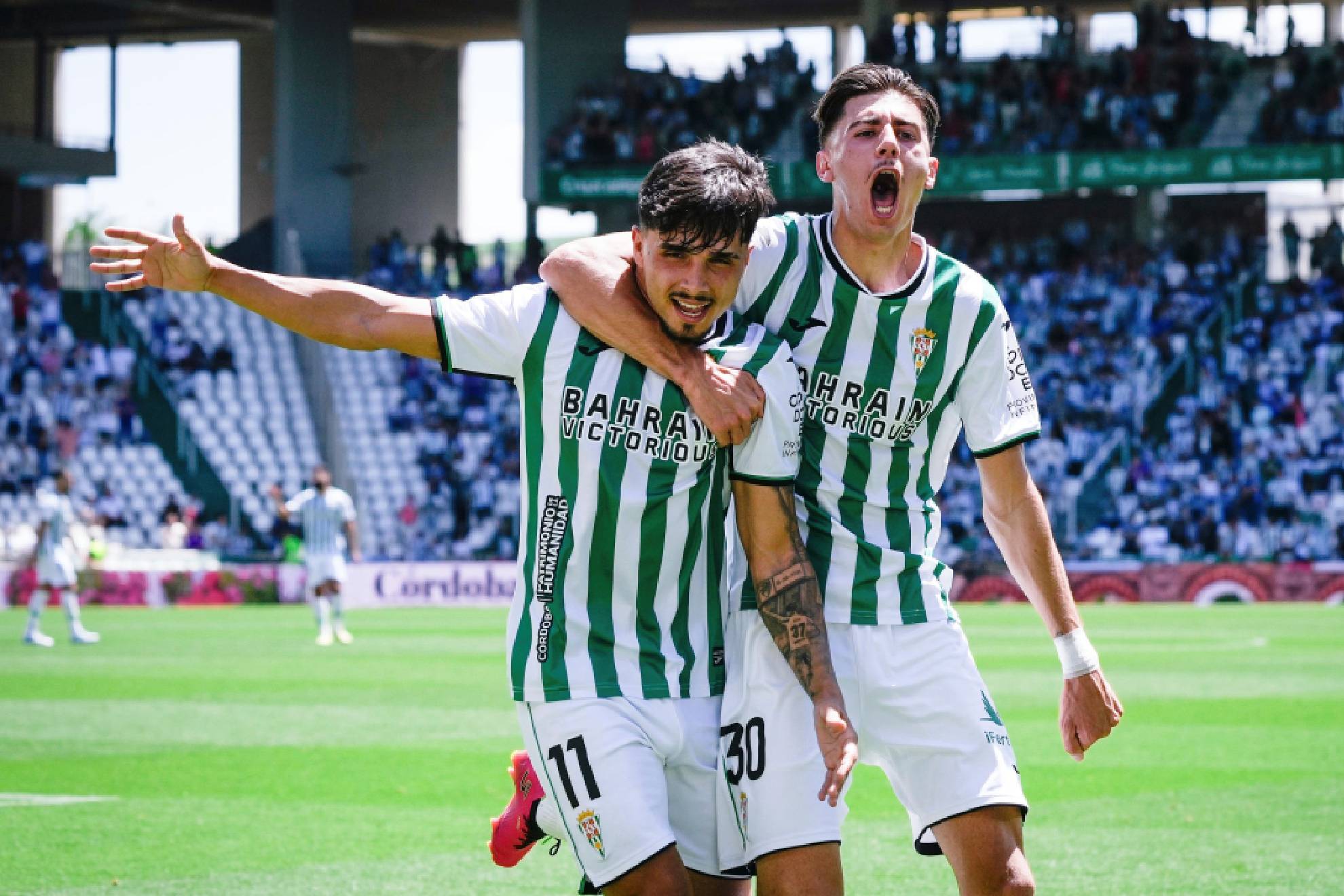 Kevin Medina y Dani Requena celebran un gol ante el Sporting