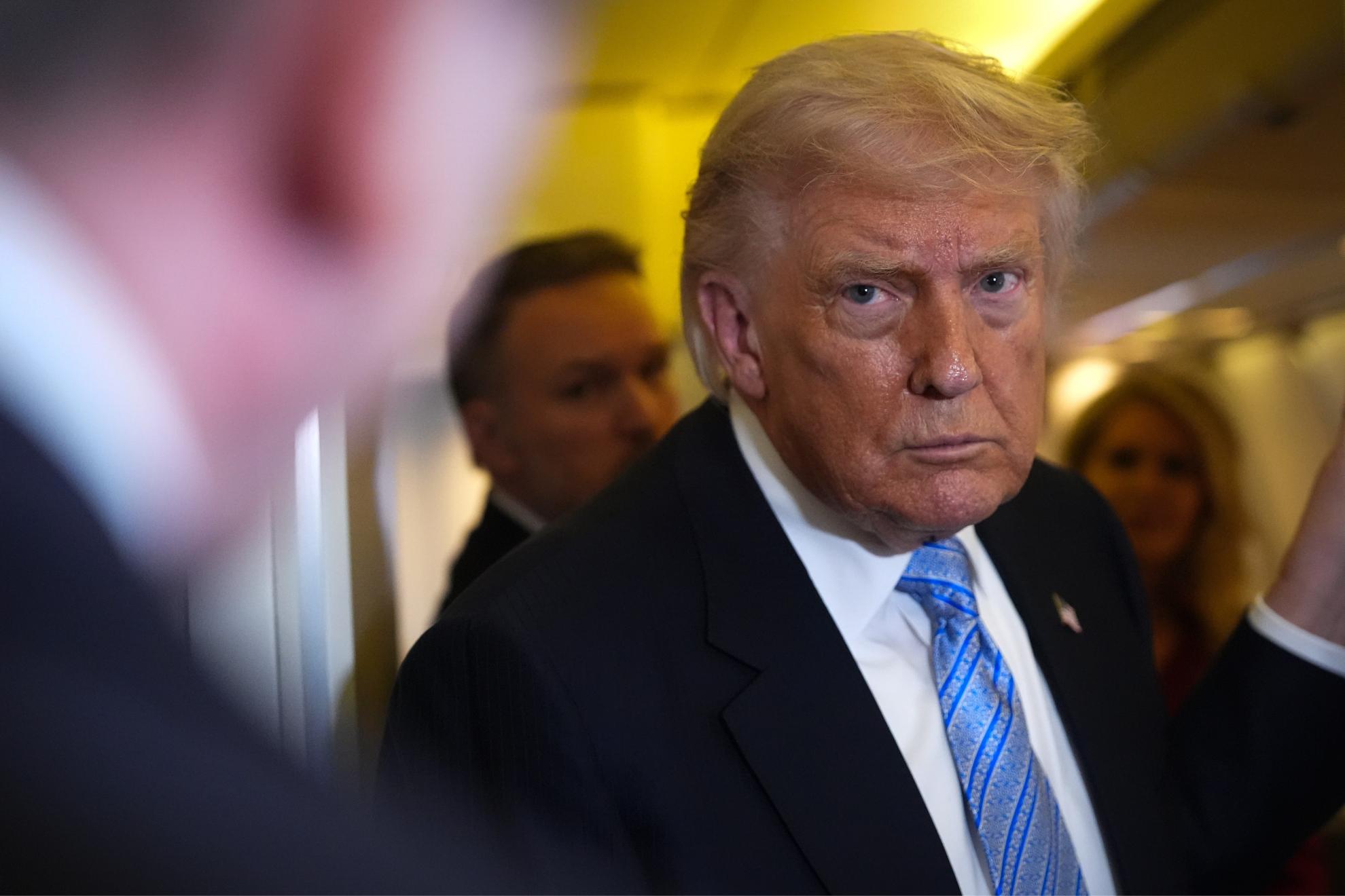 El presidente de Estados Unidos, Donald Trump, habla con periodistas a bordo del Air Force One.
