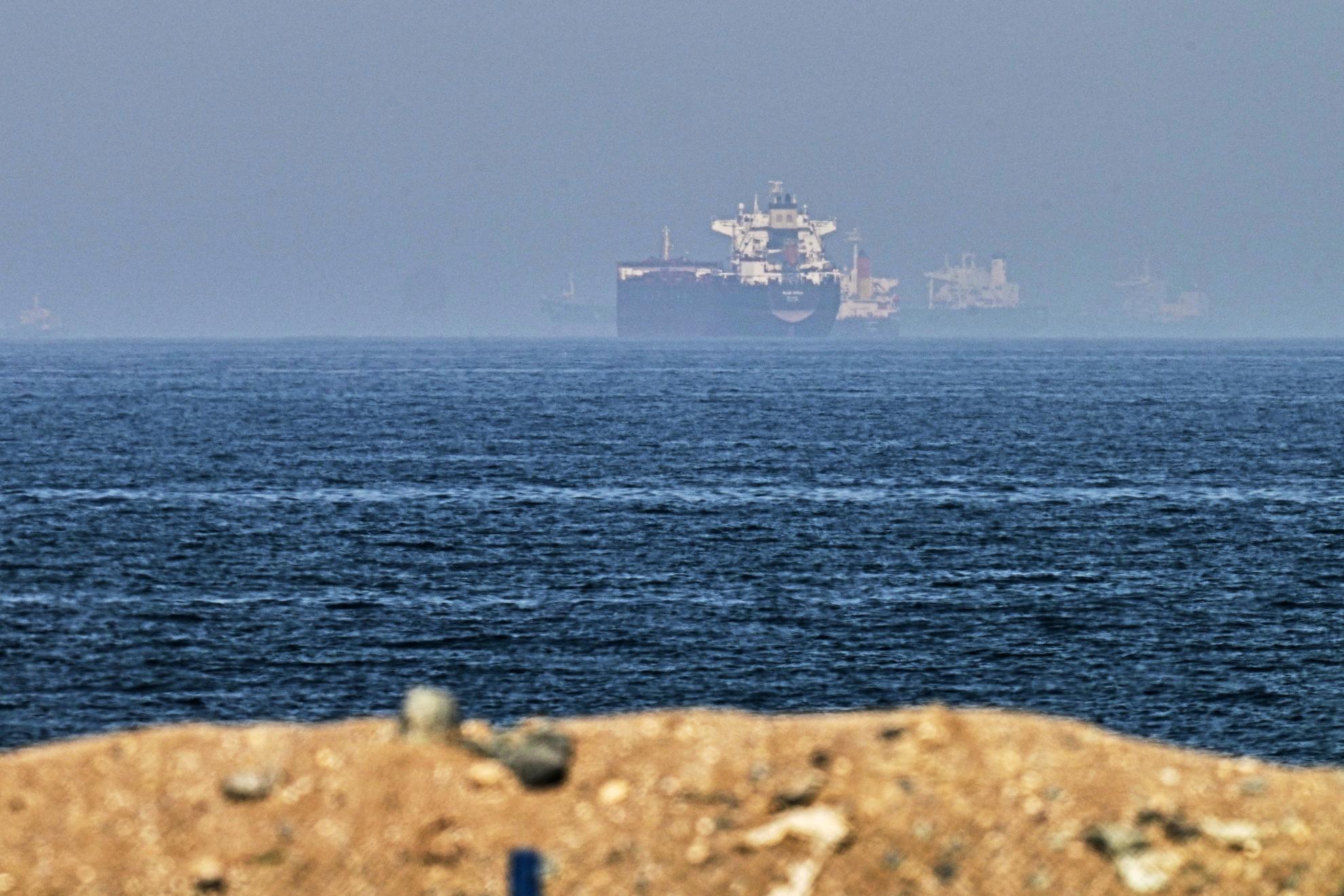 Buques de carga cerca del estrecho de Ormuz, vistos desde Khor Fakkan, Emiratos Árabes Unidos, el pasado 1 de mayo.