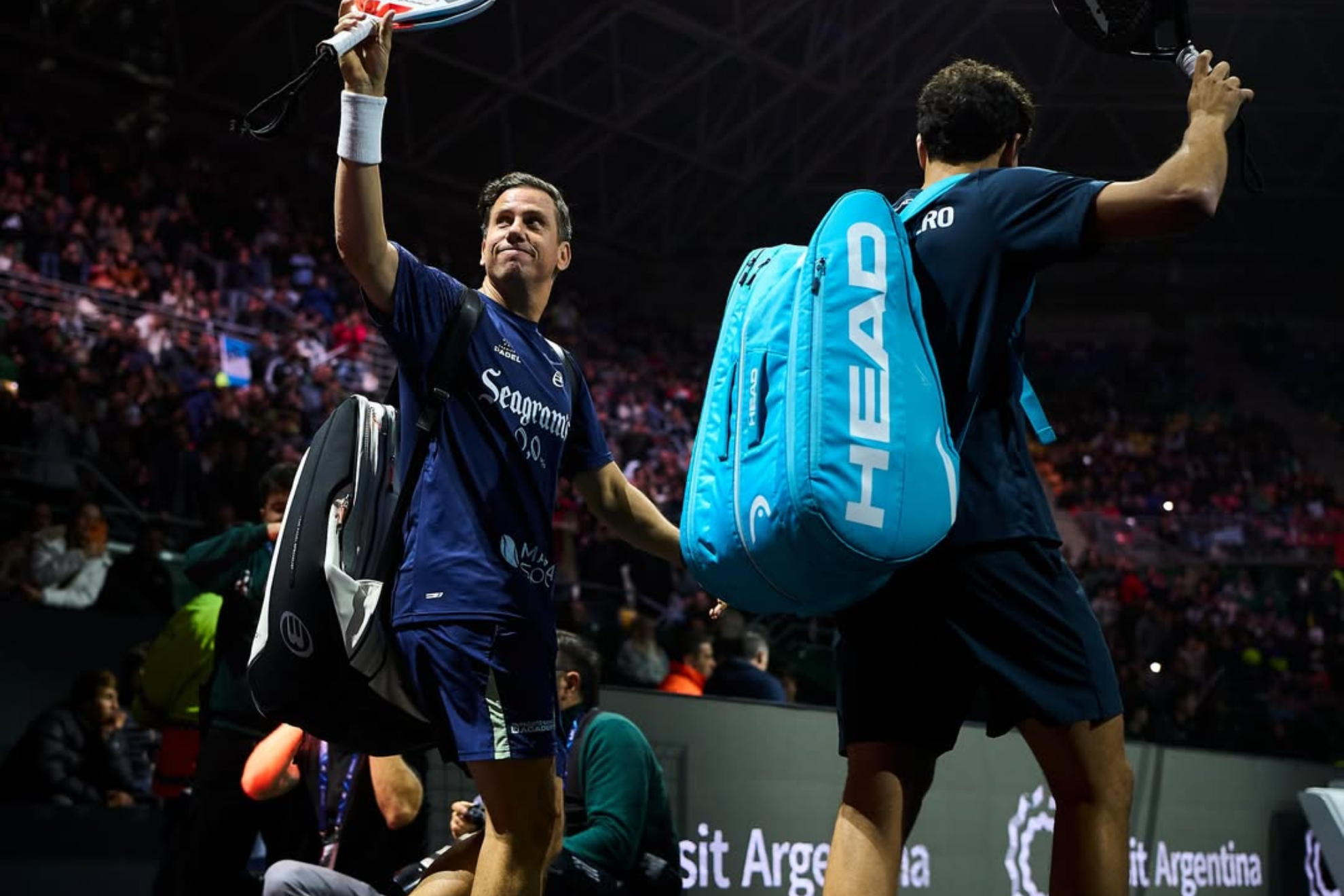 Paquito Navarro saludando al público argentino.