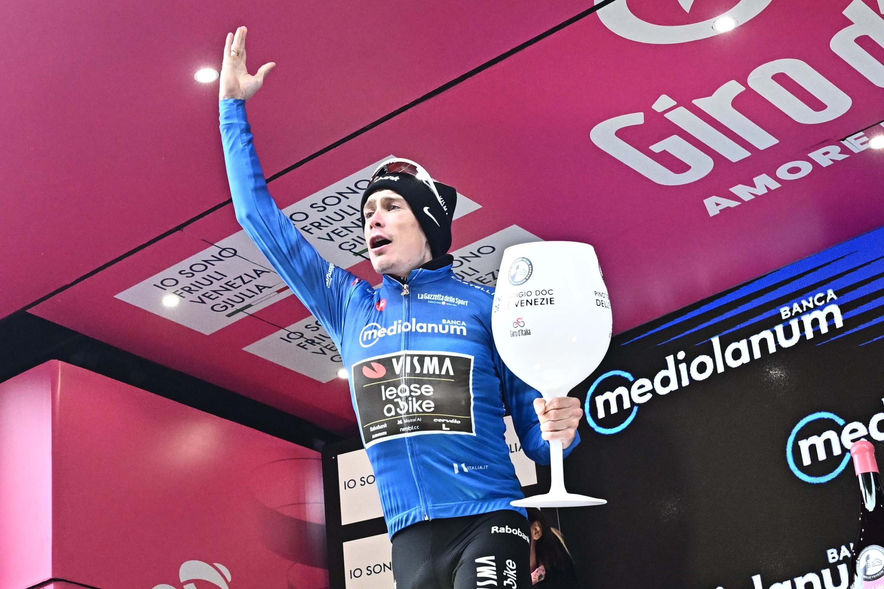 Jonas Vingegaard, en el podio del Giro de Italia.