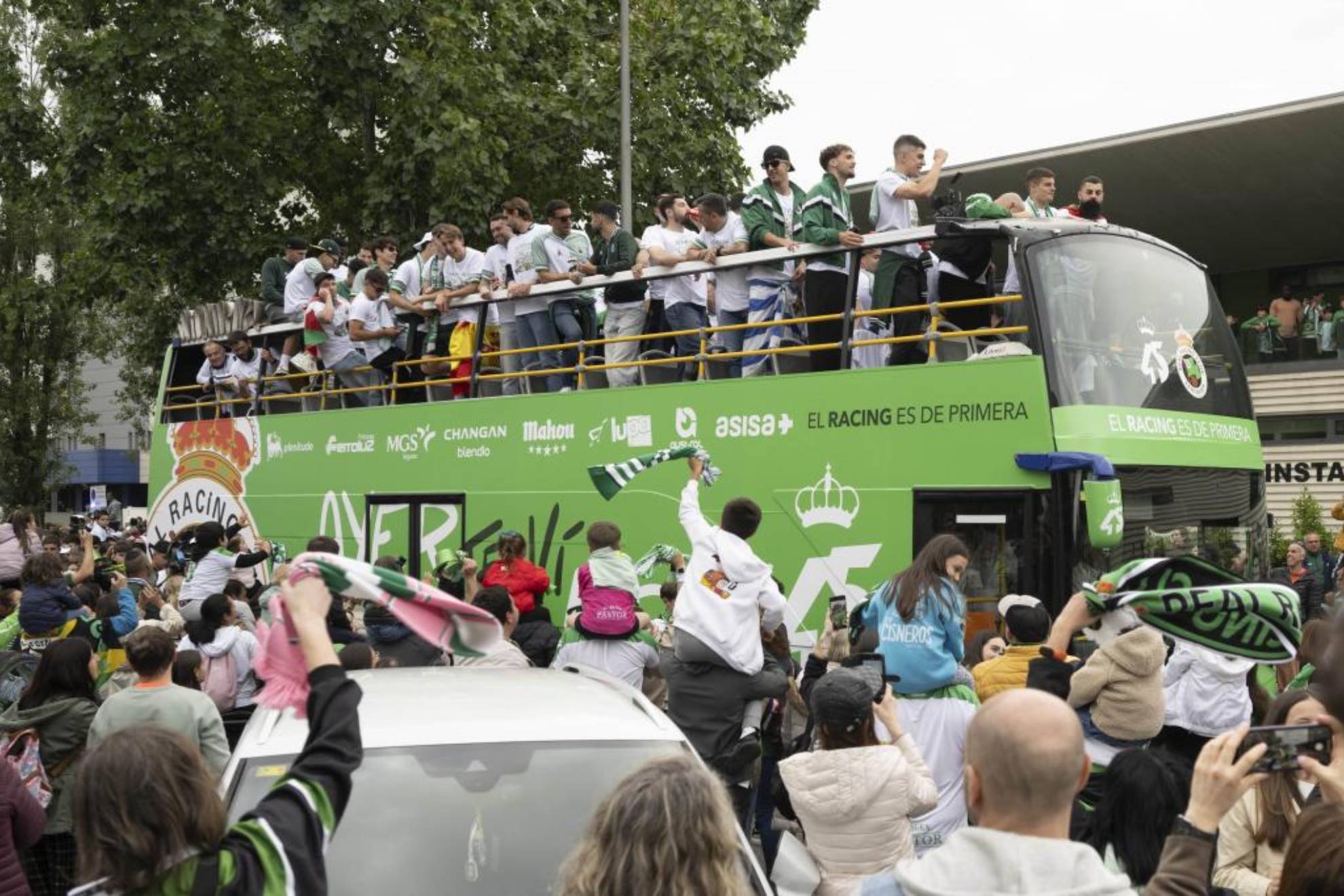 Los jugadores y el cuerpo técnico del Racing de Santander celebran por las calles de Santander el ascenso a Primera División después de 14 años.