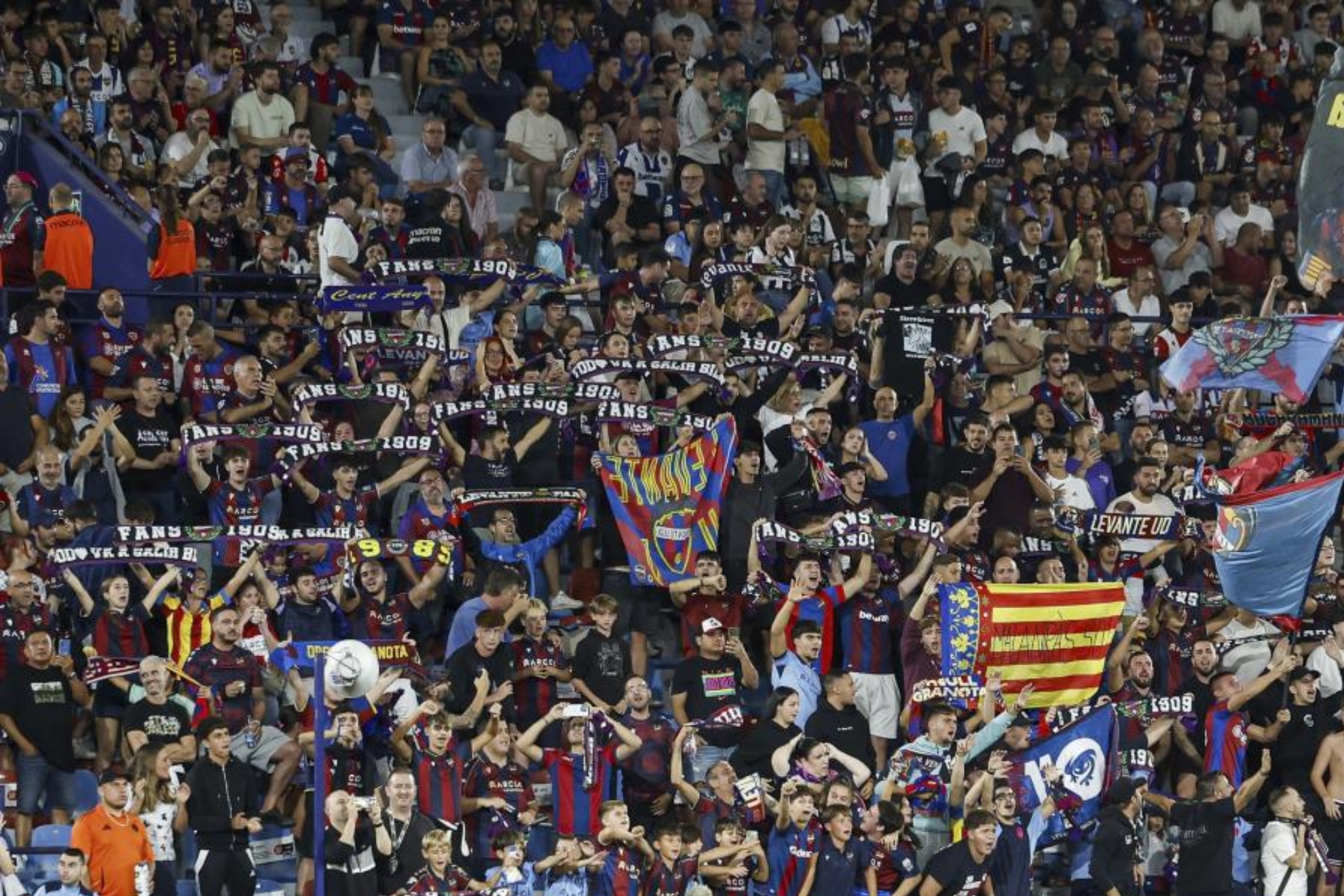 Aficionados del Levante animan al equipo desde la grada.