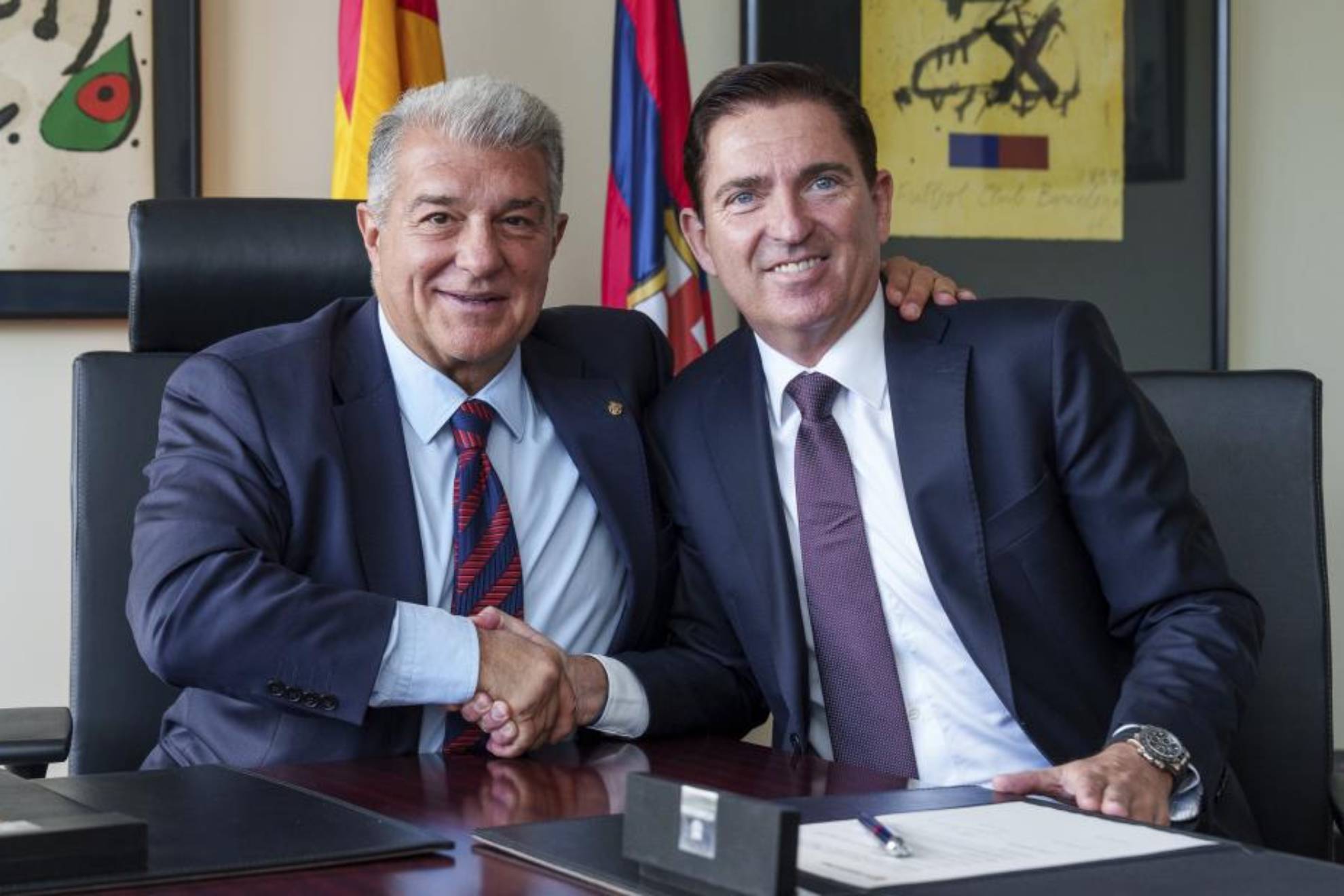 Xavi Pascual le da la mano al presidente electo Joan Laporta cuando fichó en noviembre.