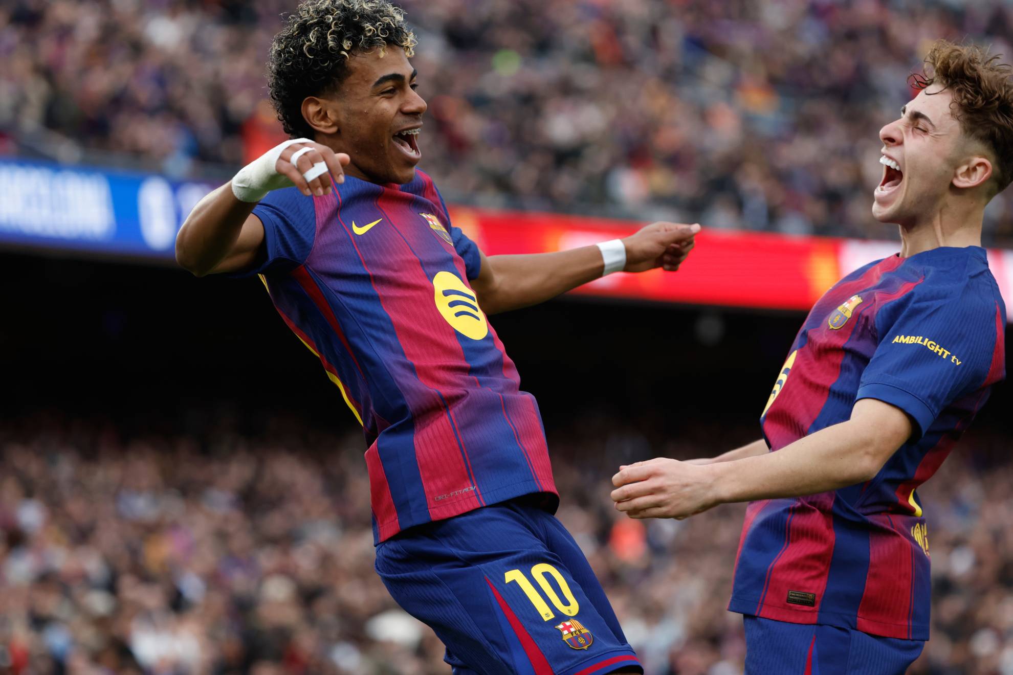 Lamine celebra con Fermín un gol.