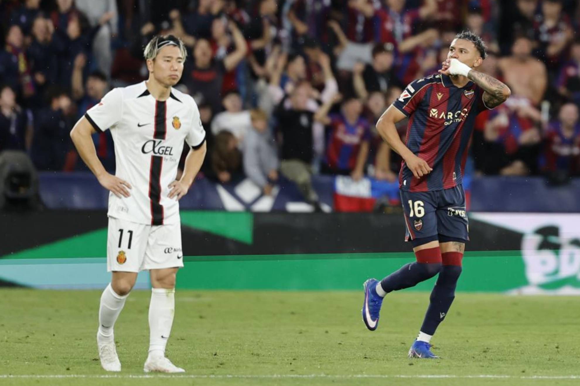 Arriaga celebra el 2-0 ante el Mallorca ante la decepción de Maffeo