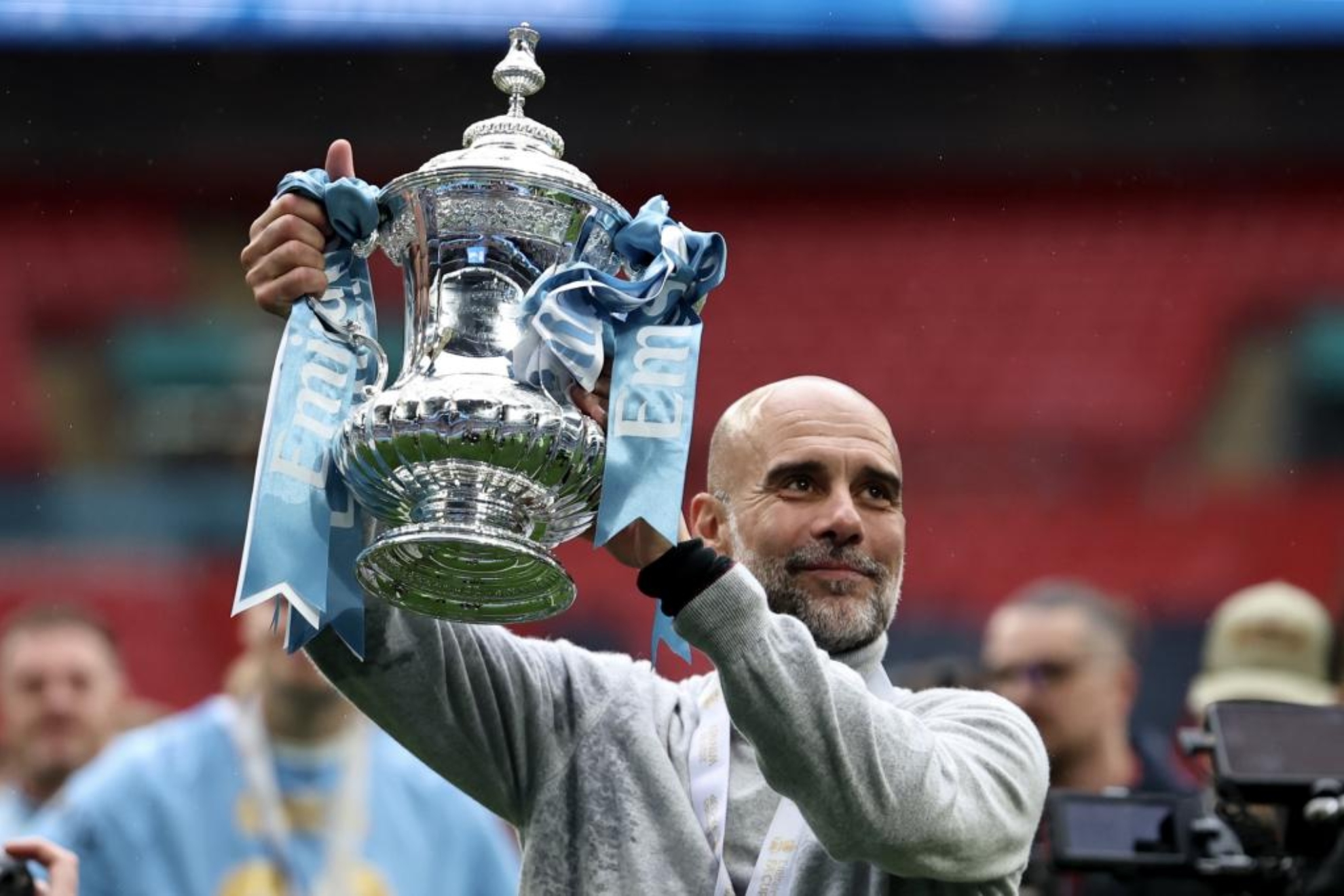 Pep Guardiola levanta la FA Cup ganada contra el Chelsea.