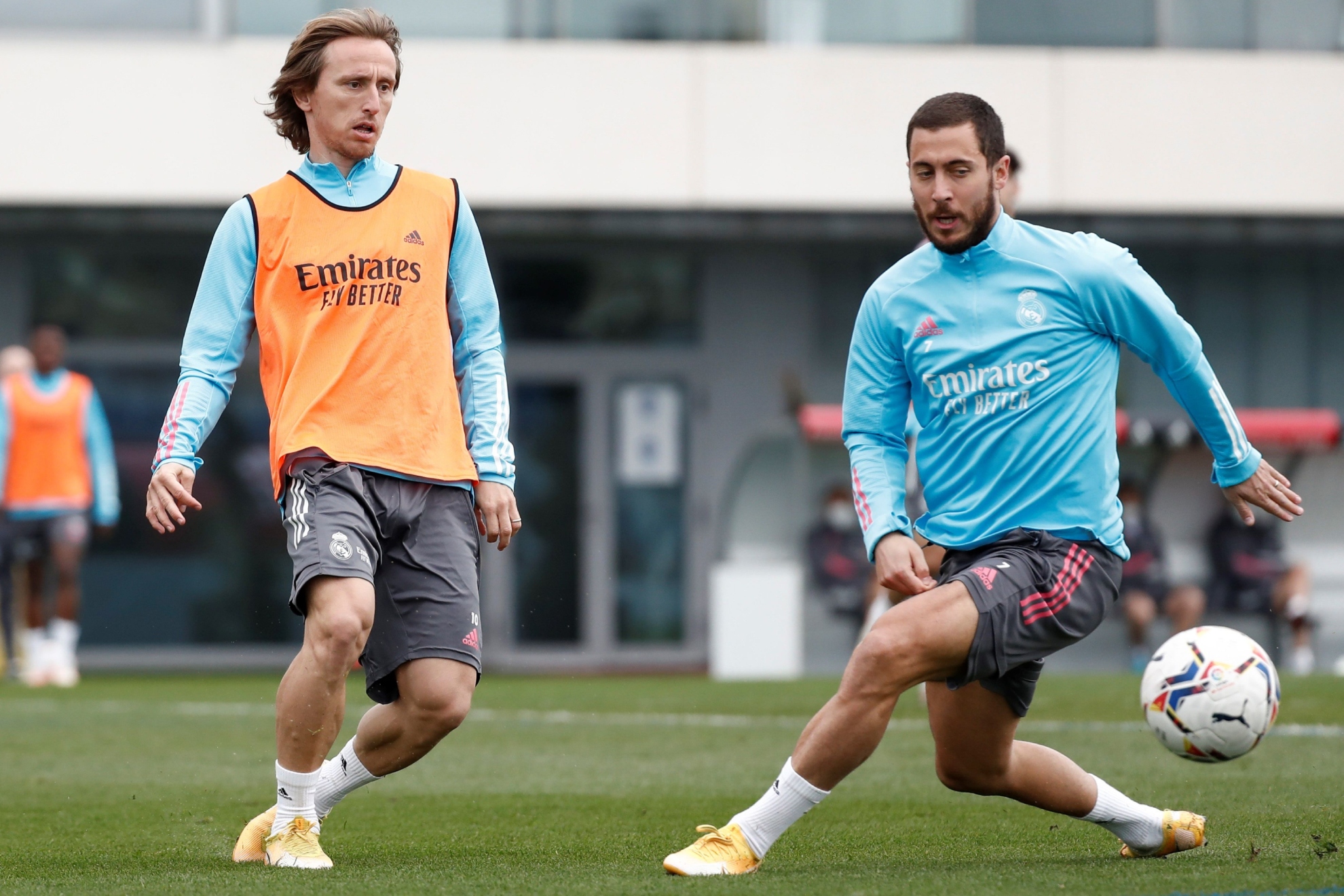 Luka Modric y Eden Hazard, en un entrenamiento con el Real Madrid.