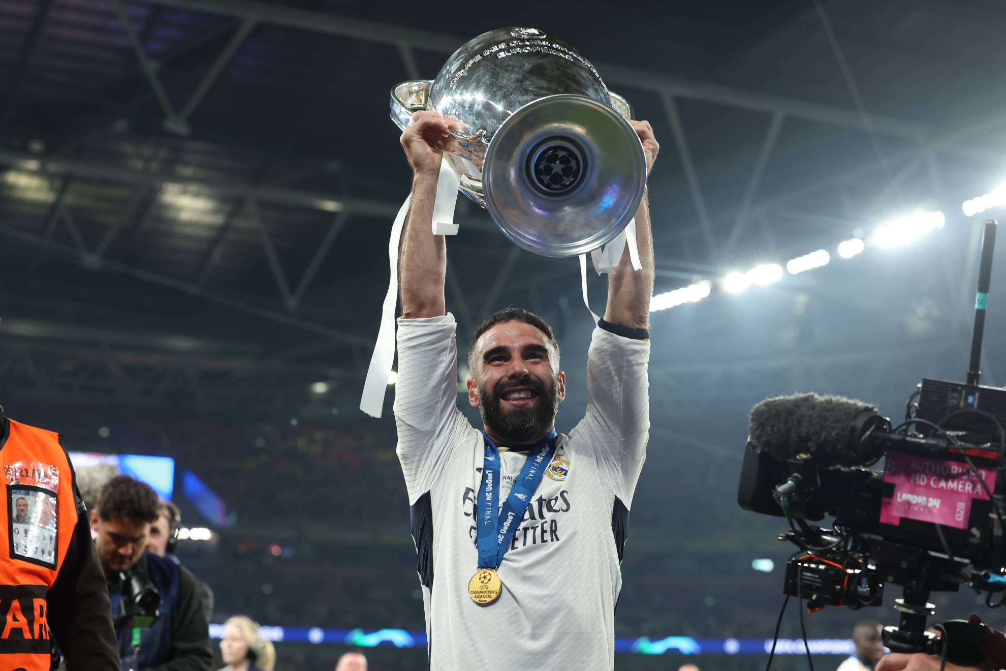 Dani Carvajal levanta la Copa de Europa. Una de las seis en la colección del canterano blanco.