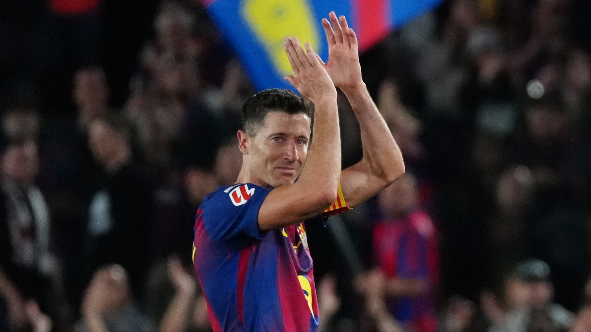 El delantero polaco tomó el micrófono a pie de campo para decir adiós a la que ha sido su afición durante las últimas 4 temporadas.
