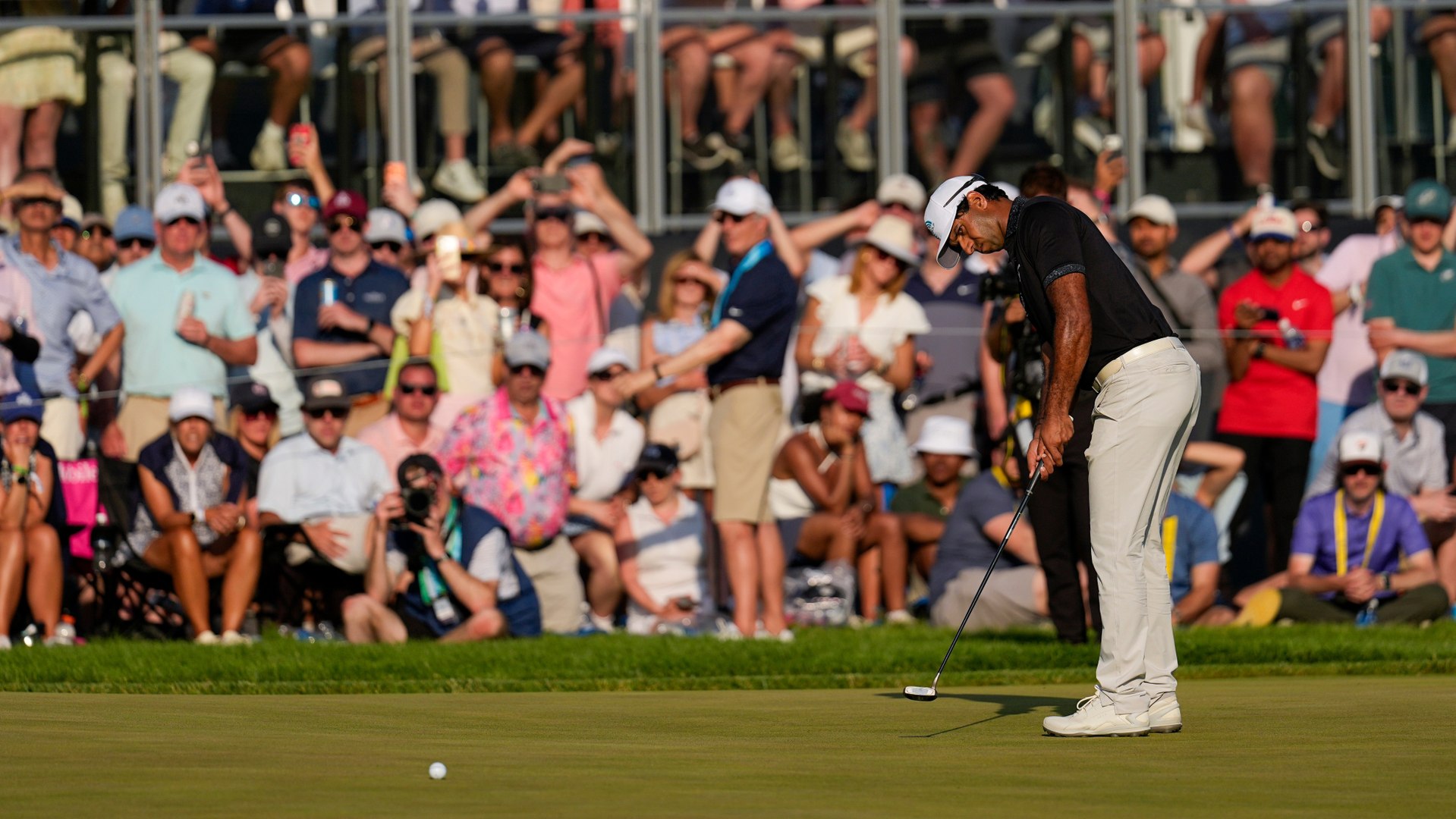 El golfista inglés embocó de más de 20 metros en el green del hoyo 17 para sellar su primera victoria en un 'major' con un birdie para la historia.