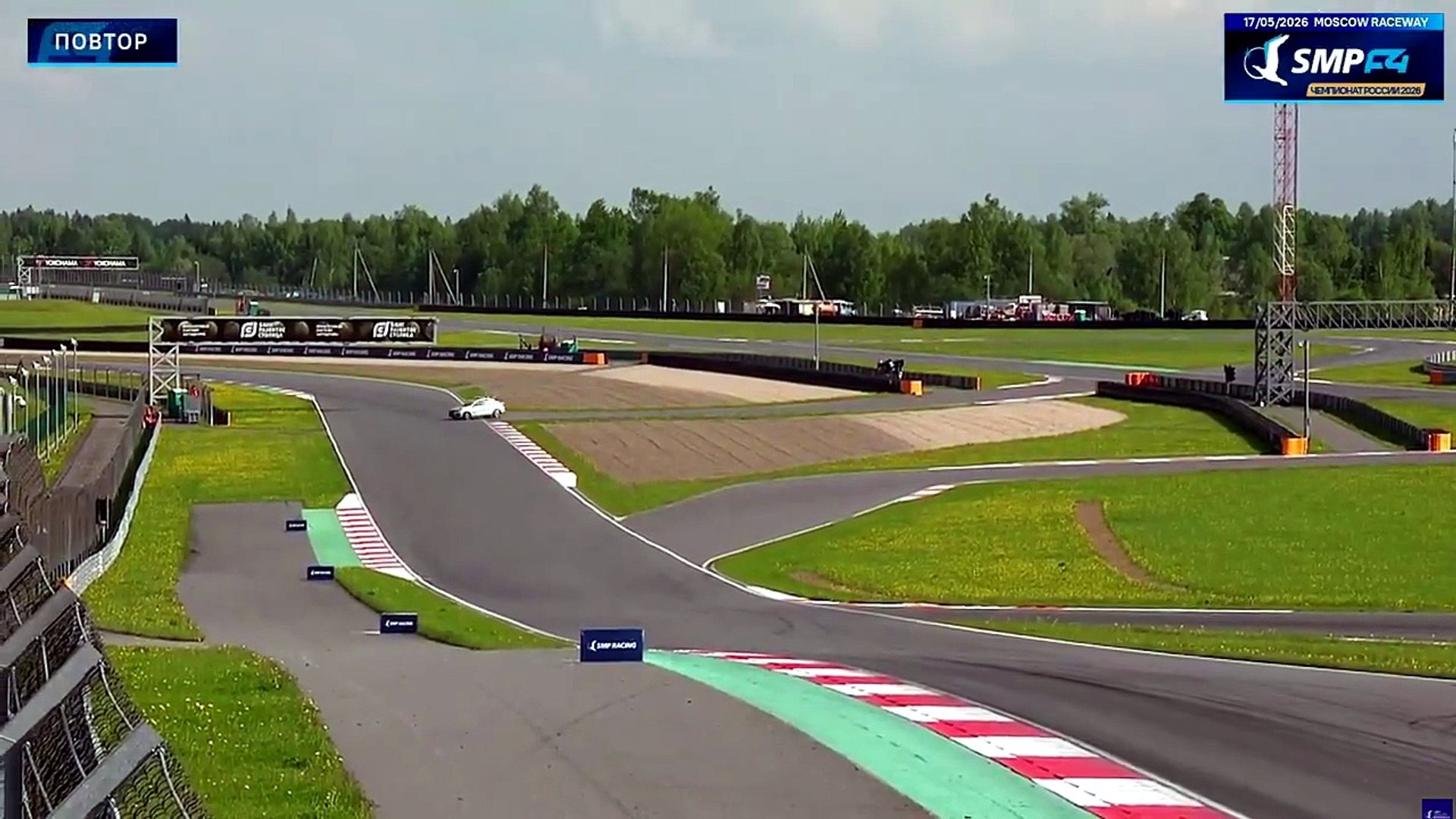 En una carrera de la Fórmula 4 rusa, el safety car se quedó a medio salir en medio de la trazada sin percatarse de los coches que venían provocando un accidente que pudo haber acabado mucho peor.
