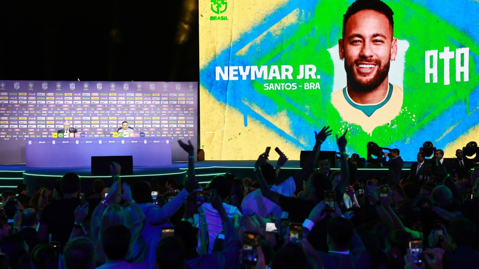 Todos los presentes en el auditorio se volvieron locos cuando escucharon que el jugador del Santos finalmente va convocado