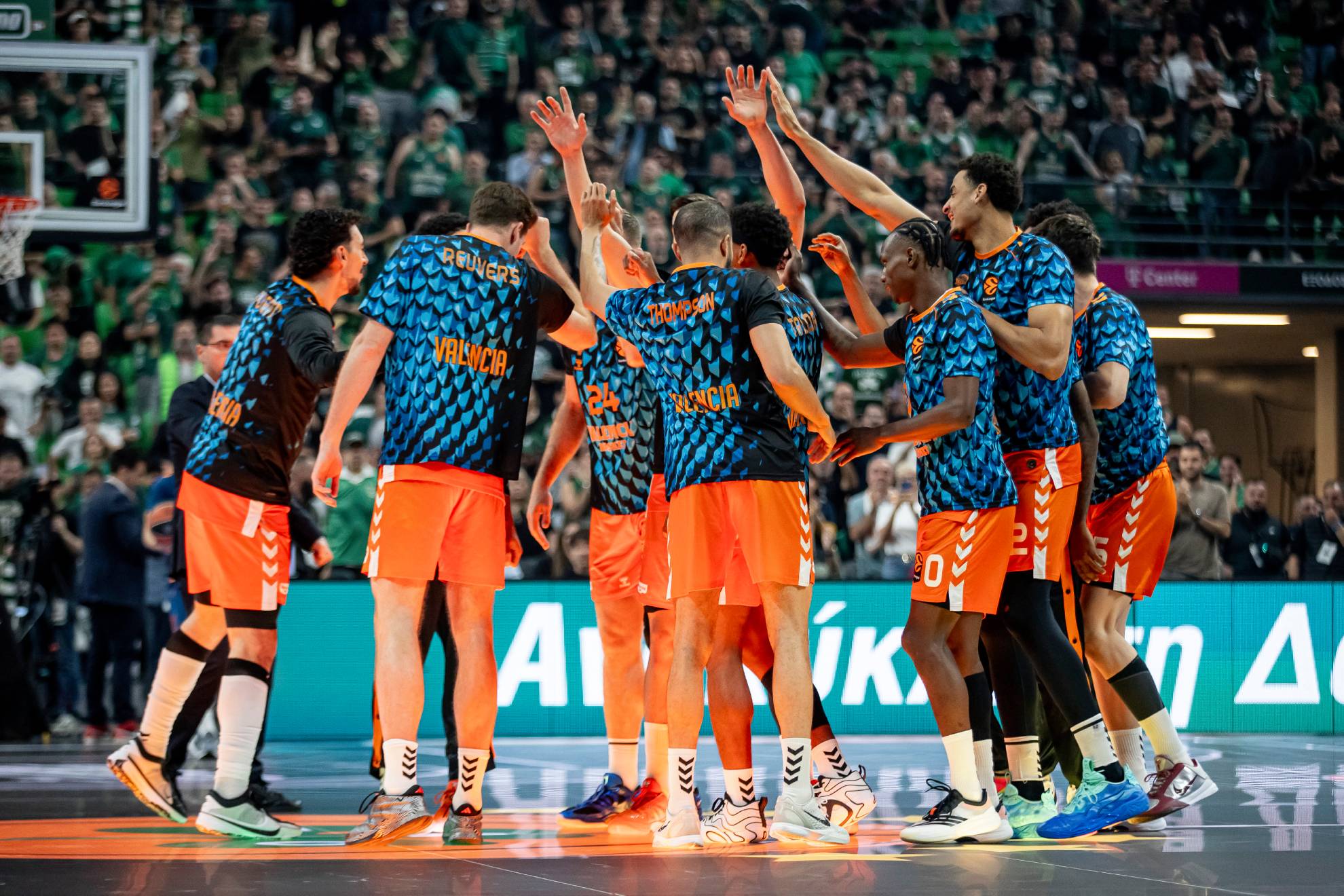 Los jugadores del Valencia Basket hacen una piña antes de uno de los dos partidos en el OAKA.