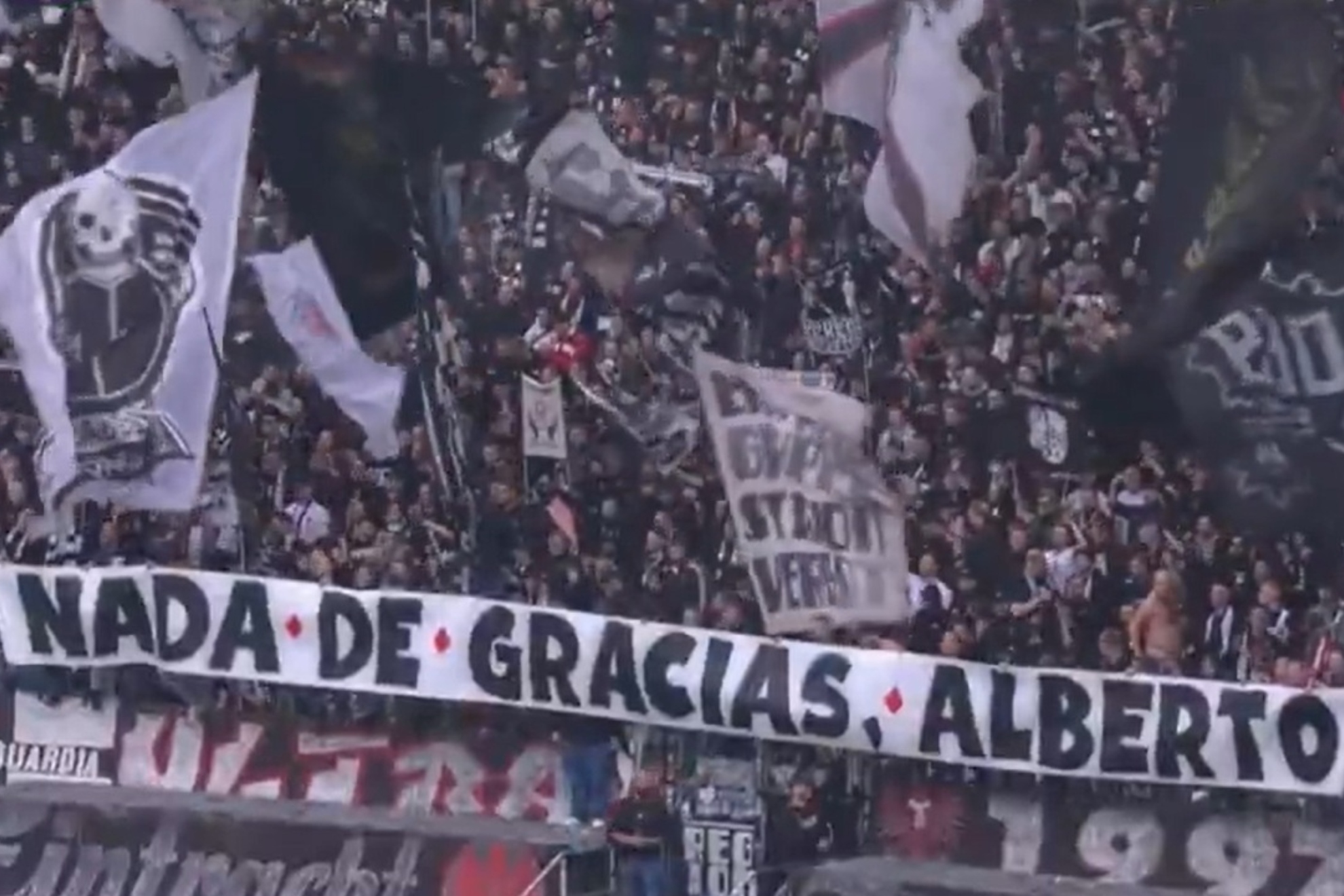 La pancarta de despedida a Albert Riera.