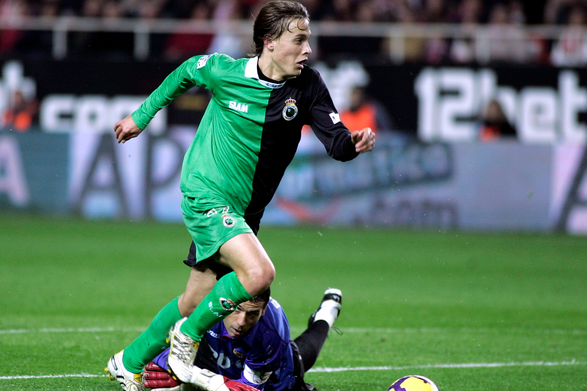 Canales, en un partido de 2010 con el Racing.