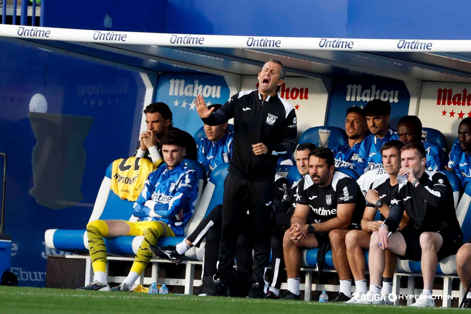 Igor Oca, en el banquillo dando instrucciones ante el Huesca.