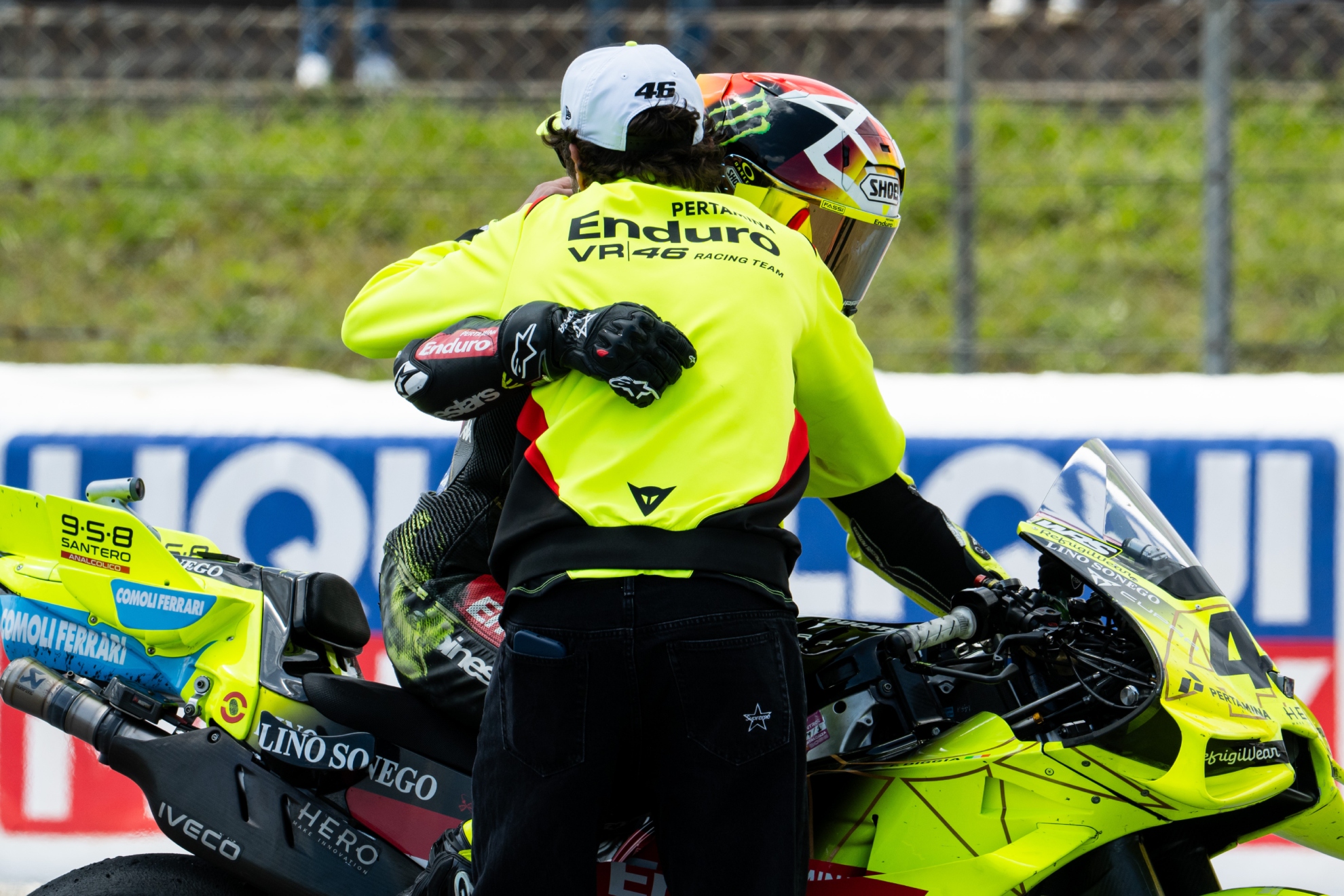 Valentino Rossi felicita a Di Giannantonio en Barcelona.
