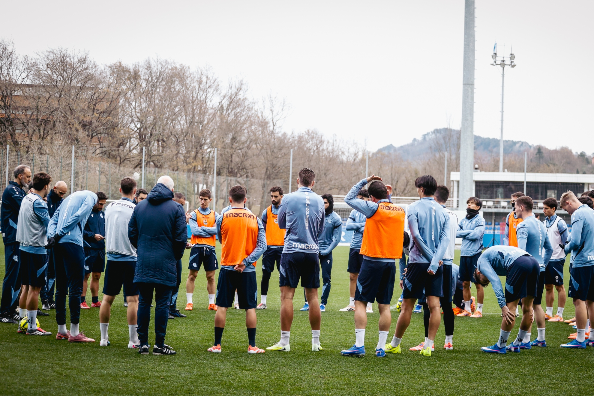 Pellegrino Matarazzo y sus futbolistas, al inicio de un entrenamento.