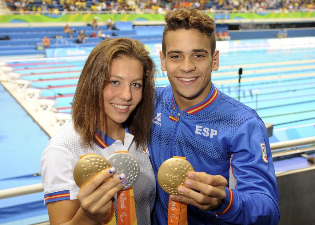 Nuria Marqués y Óscar Salguero posan con sus medallas en los Juegos Paralímpicos de Río.