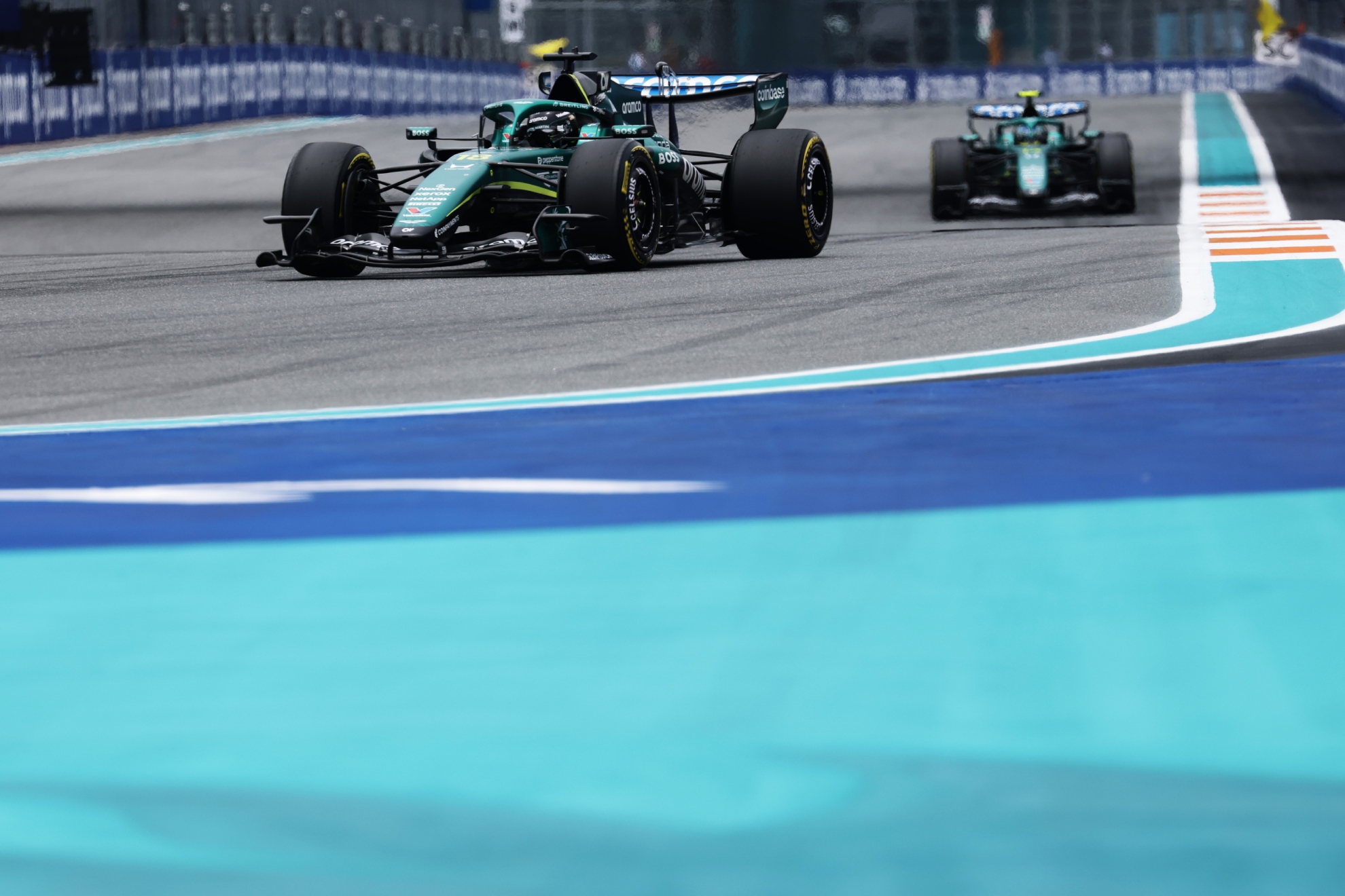Los Aston Martin de Stroll y Alonso, en Miami.