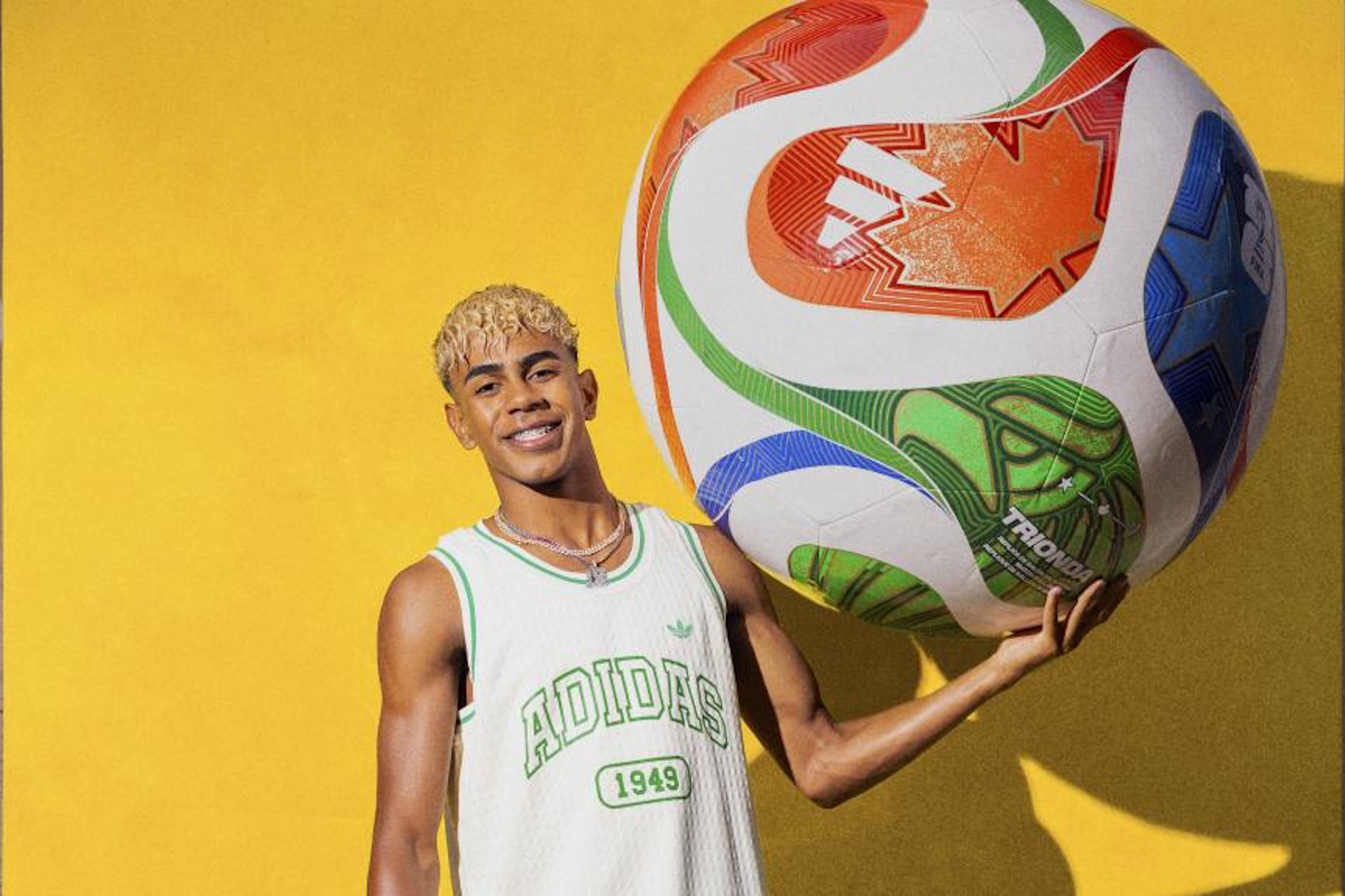 Lamine Yamal posa con una reproducción de gran tamaño del balón Trionda.