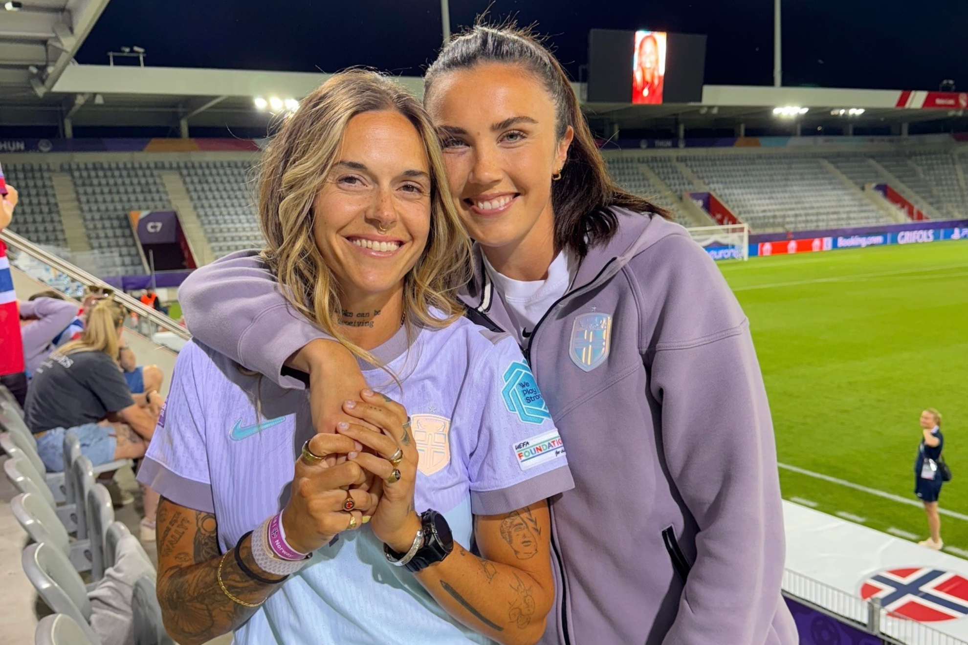 Mapi León e Ingrid Syrstad Engen posan tras un partido de la selección noruega