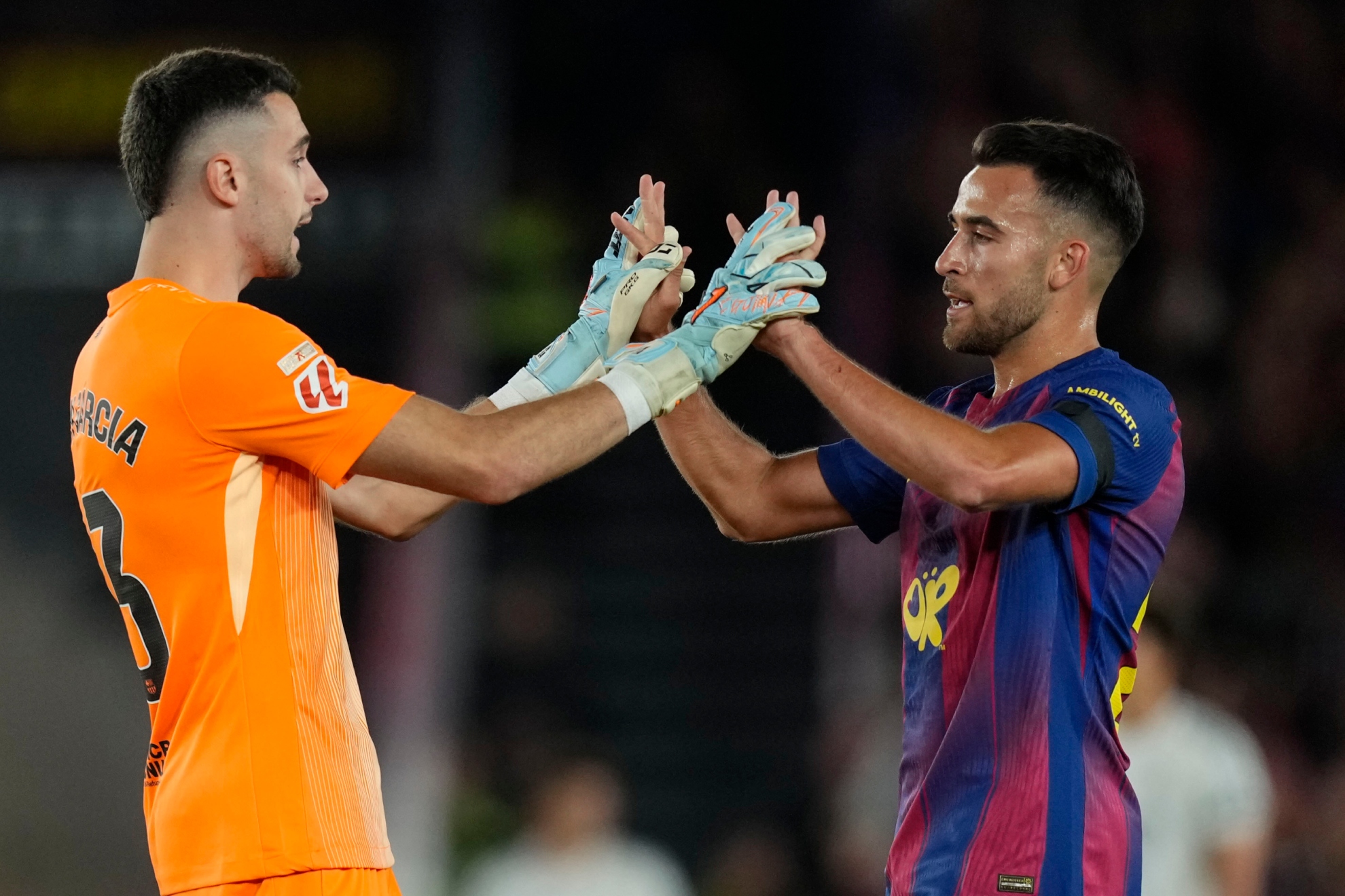 Joan García, con Eric, durante un partido.