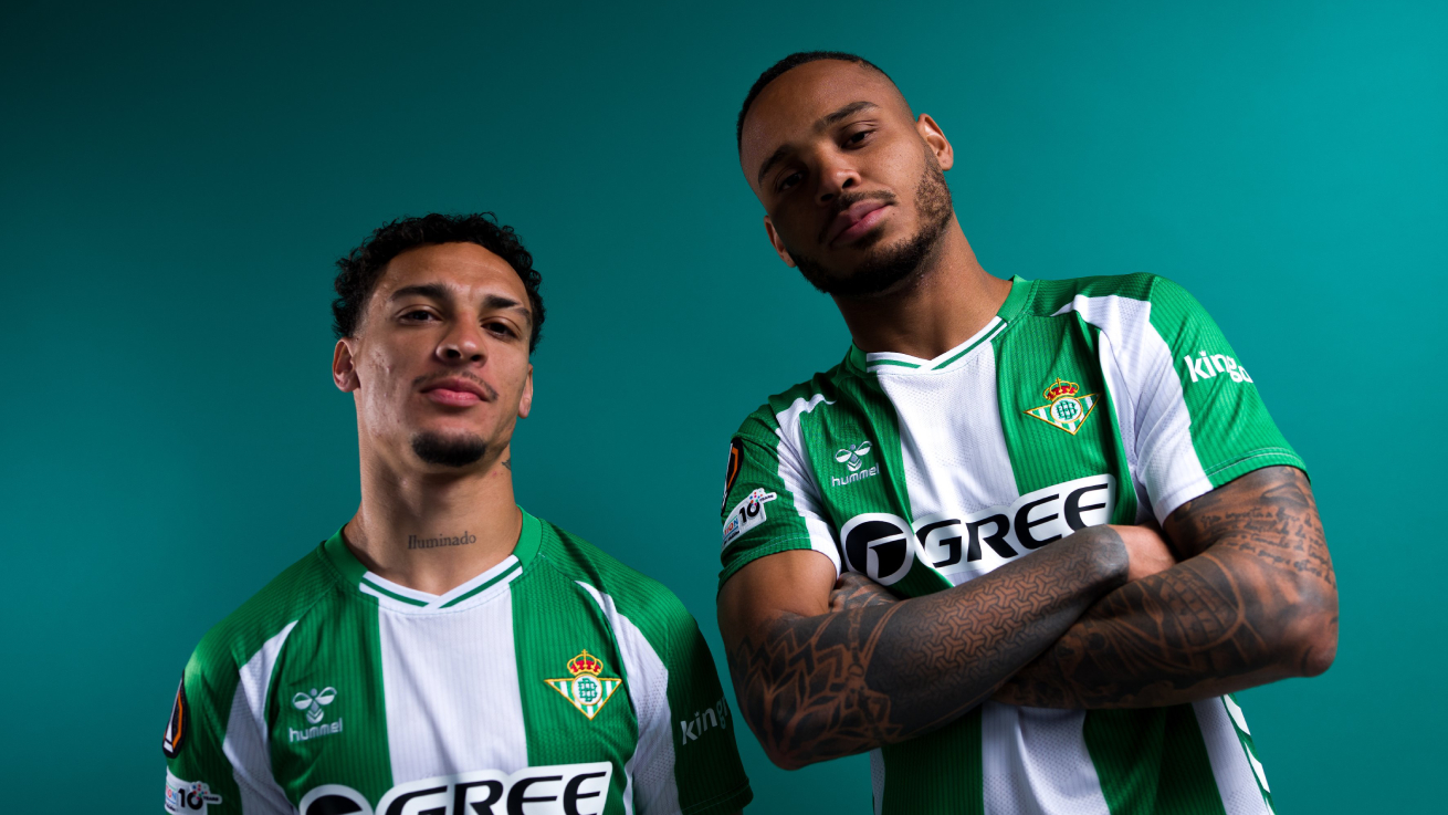 Antony y Natan posan con la camiseta del Betis