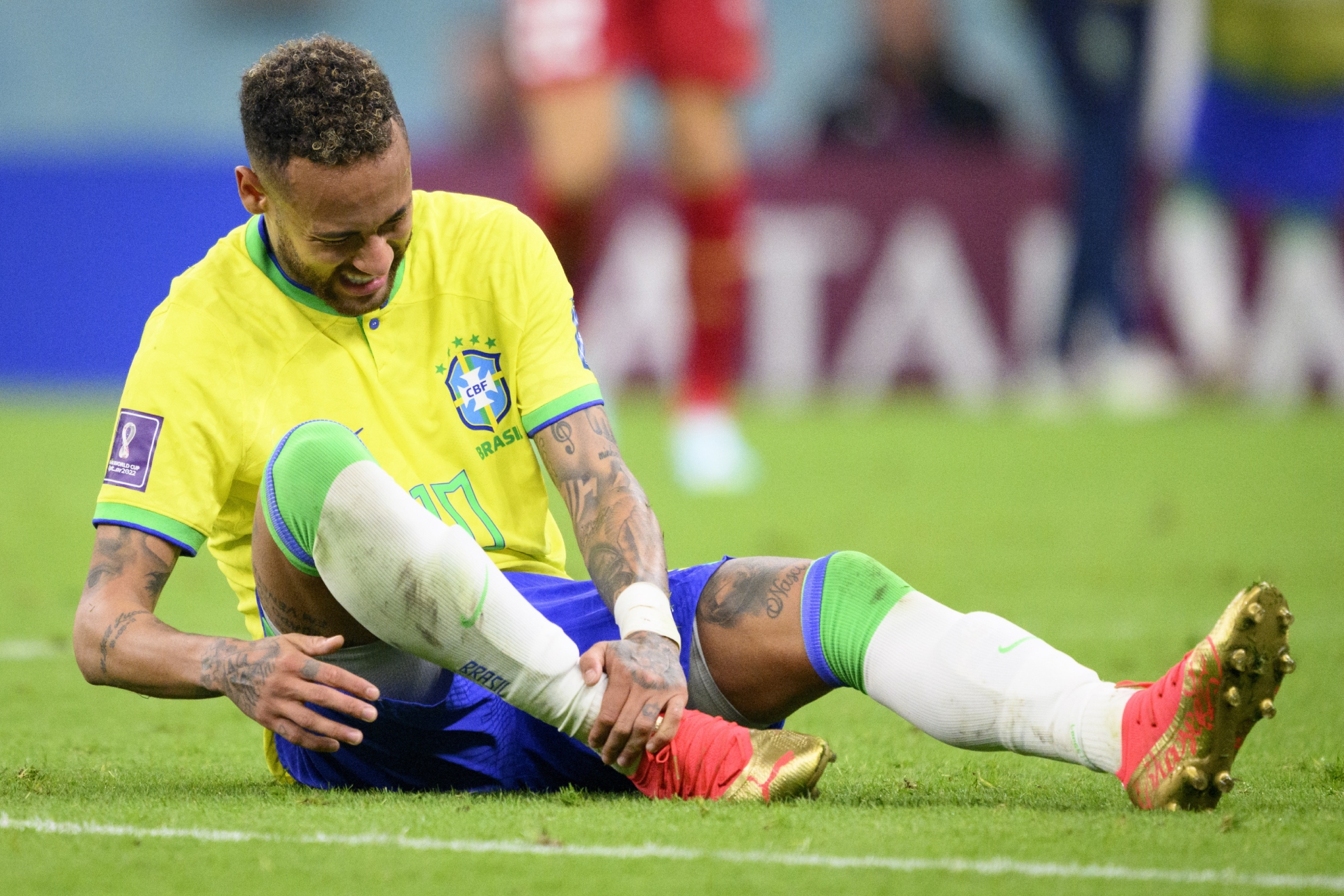 Neymar se lesionó en el último encuentro que jugó con Brasil.