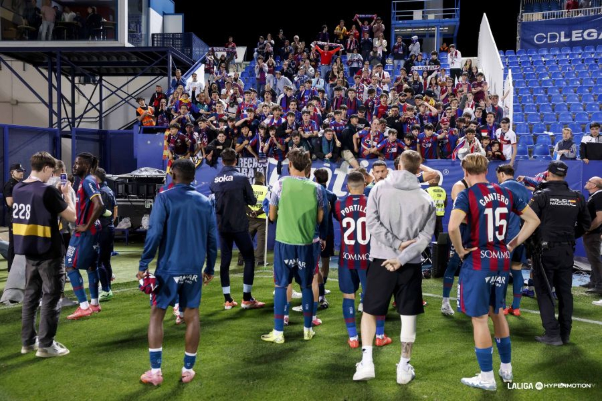 Los jugadores del Huesca agradecen el apoyo de los aficionados desplazados a Butarque.