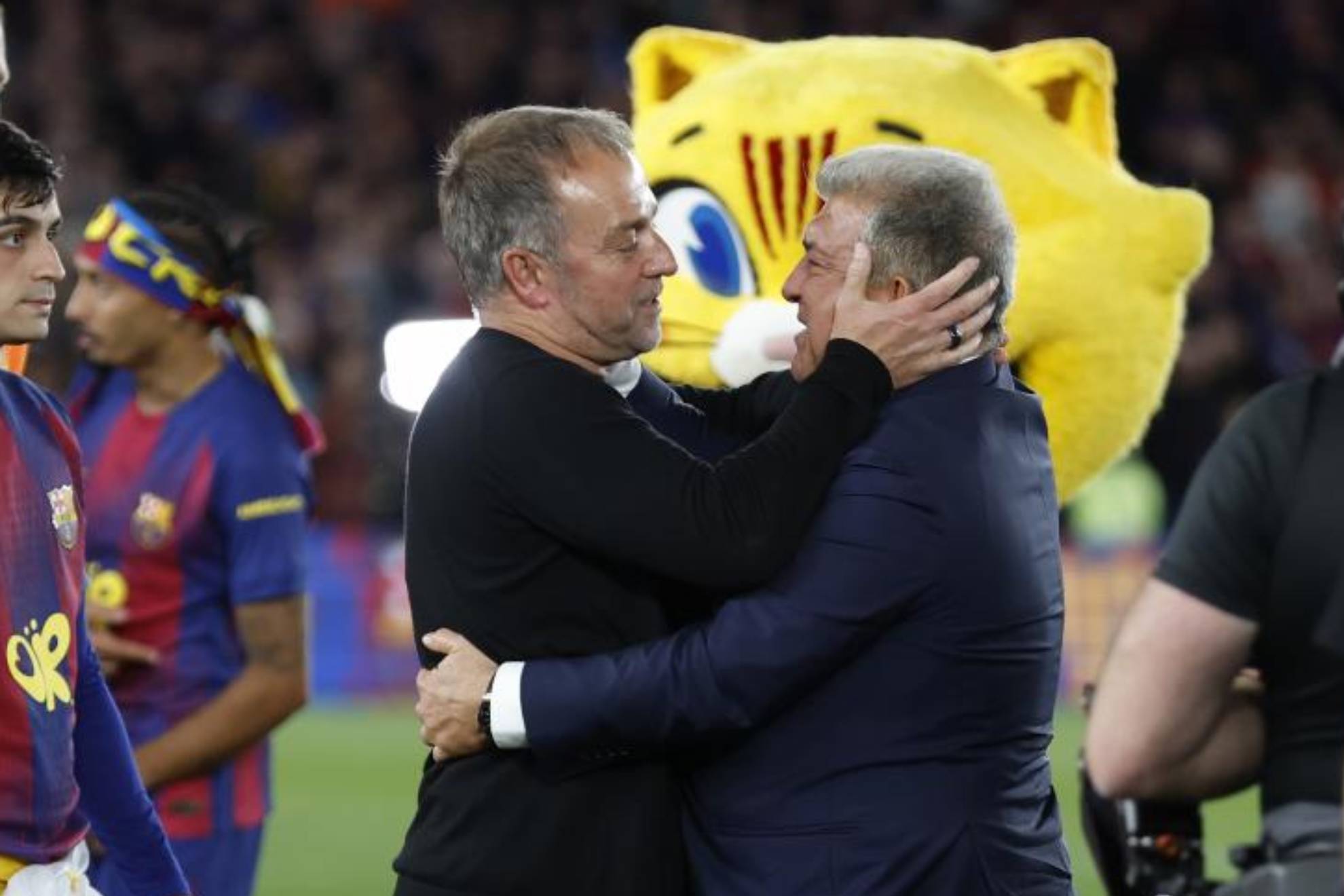 Hansi Flick y Joan Laporta se abrazan tras ganar LaLiga.