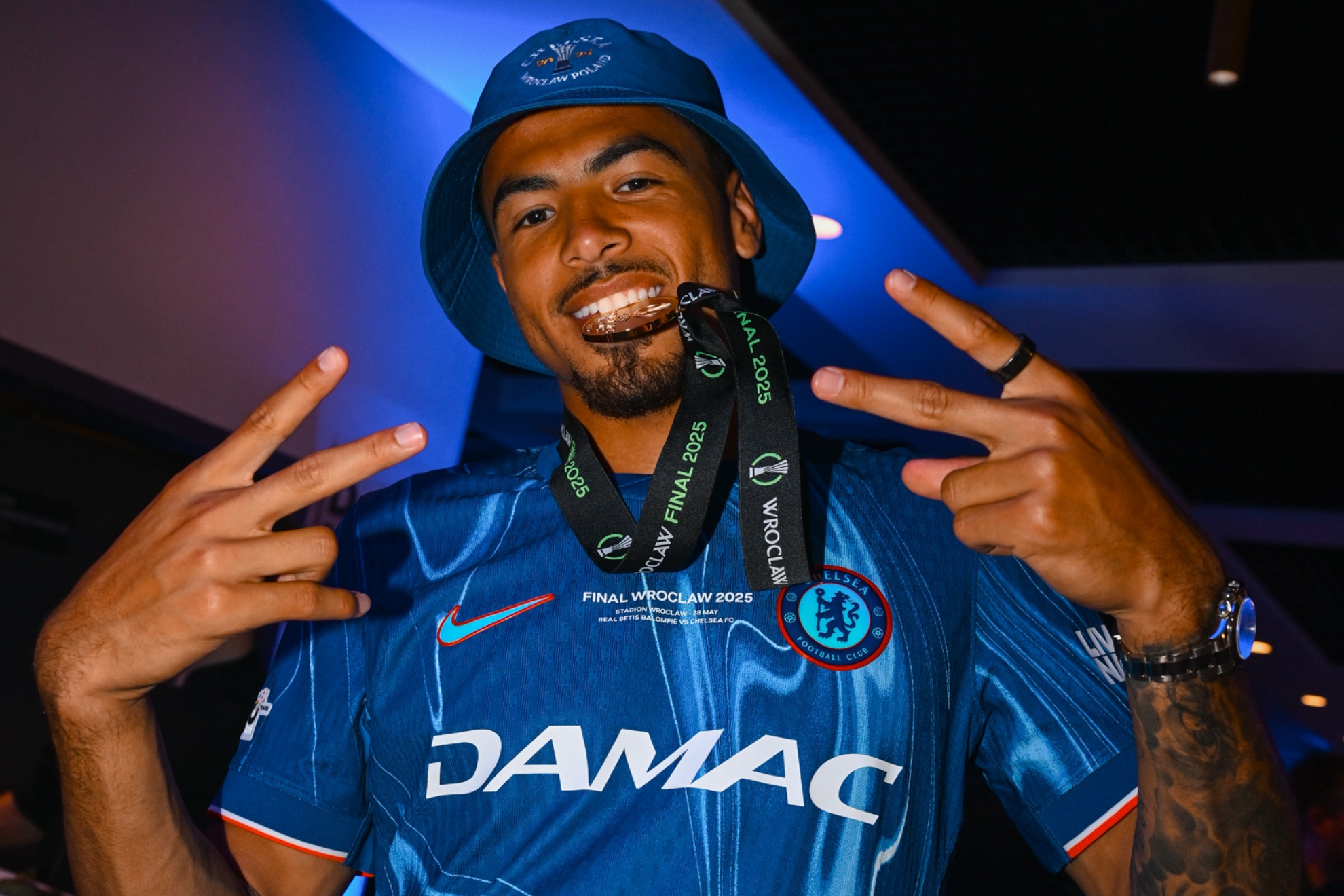 Levi Colwill celebrando el título de Conference League con el Chelsea