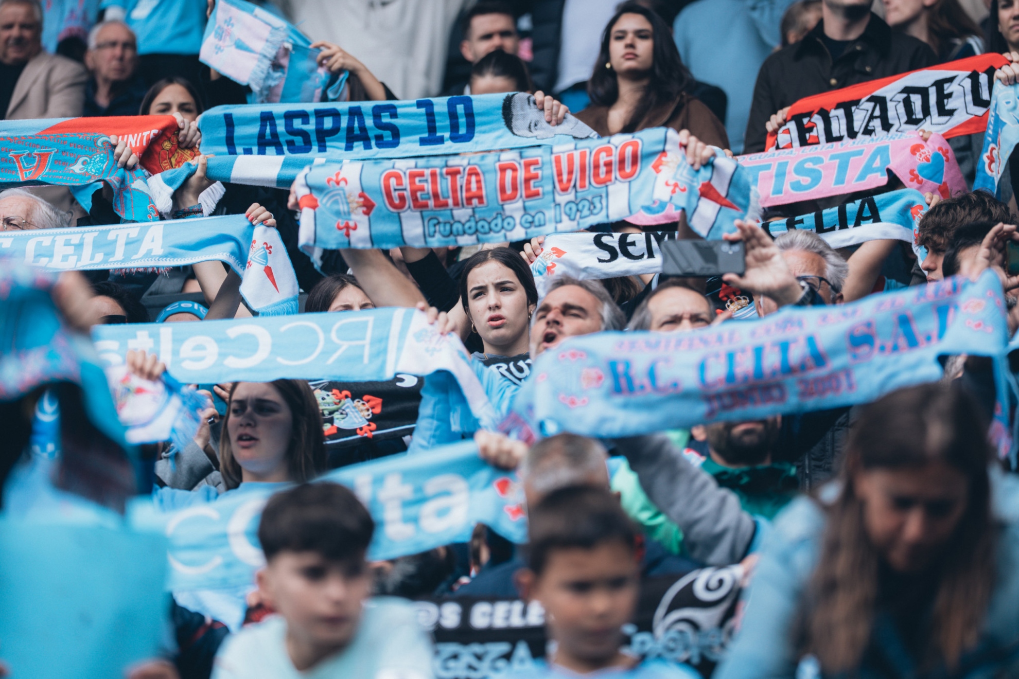 Aficionados con bufandas del Celta.