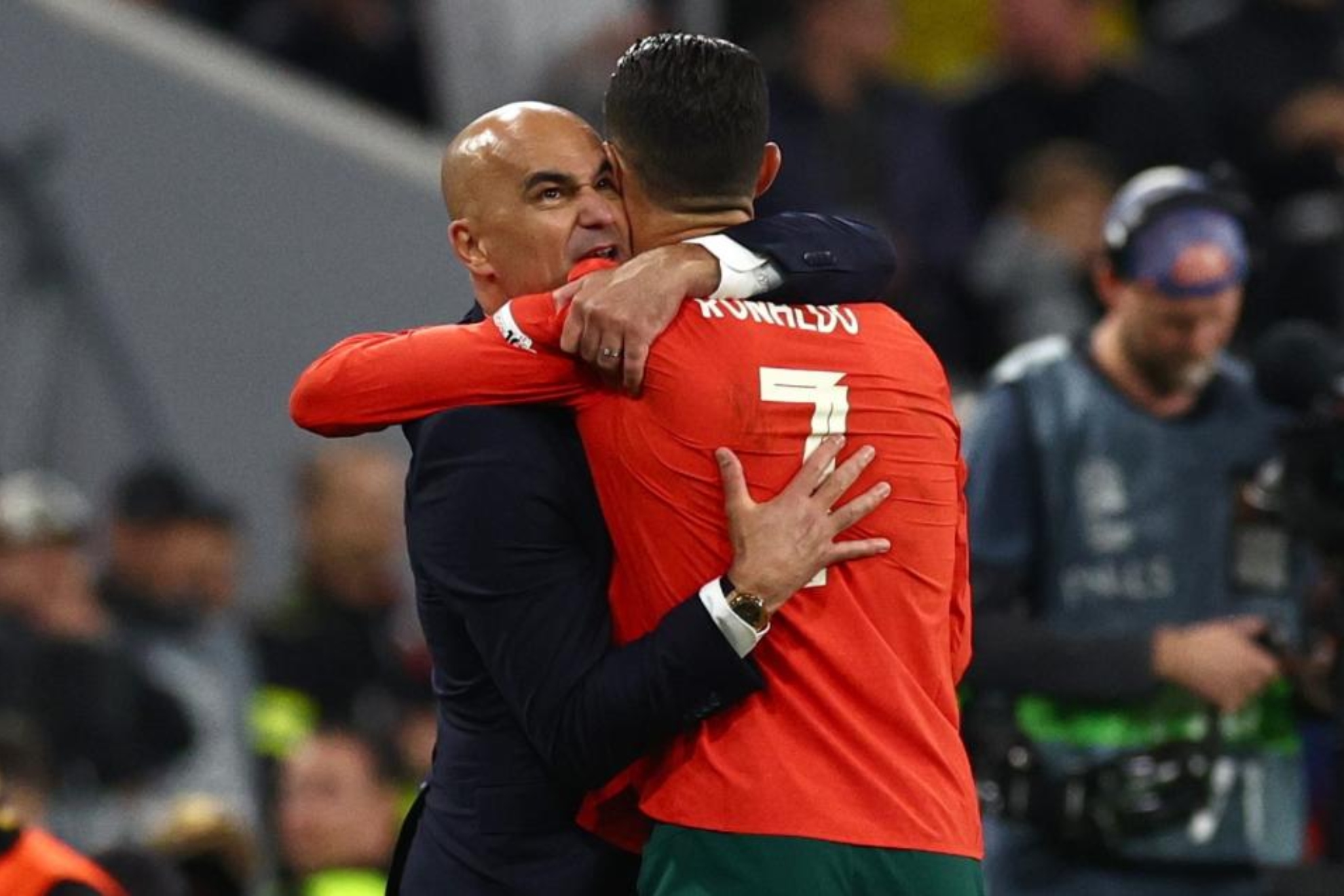 Roberto Martínez y Cristiano Ronaldo se abrazan tras ganar la Nations League.