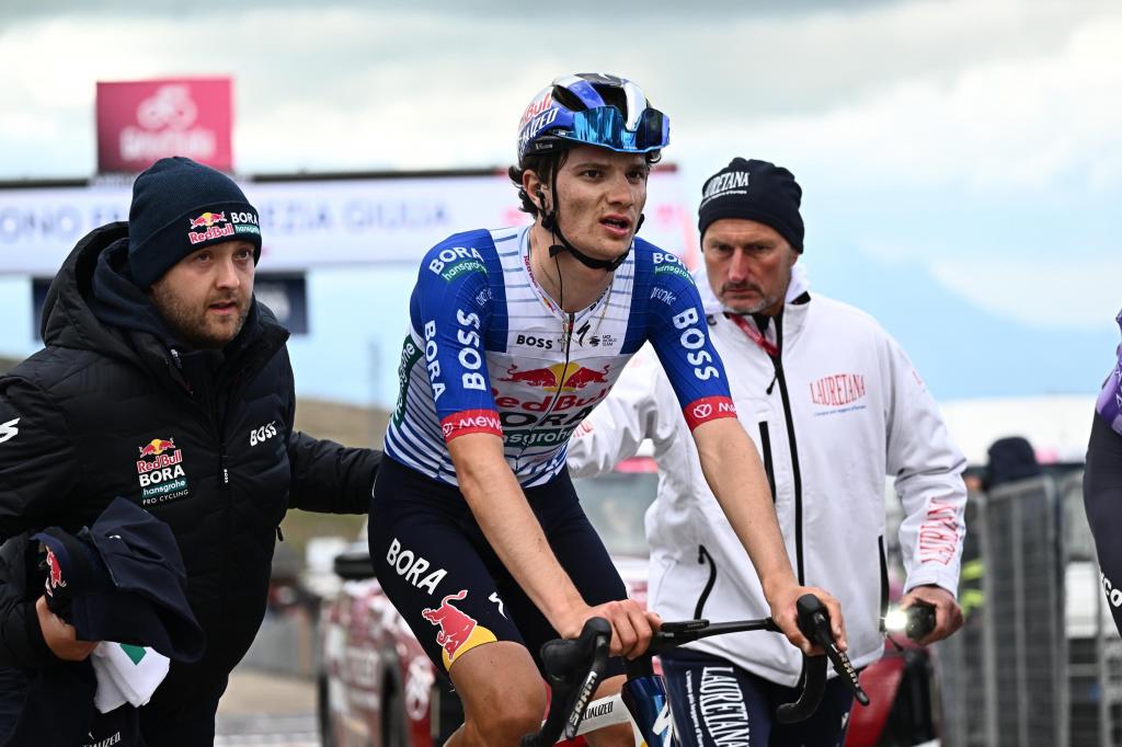 Giulio Pellizzari of Red Bull-Bora-Hansgrohe cruza la línea de meta tras una etapa.