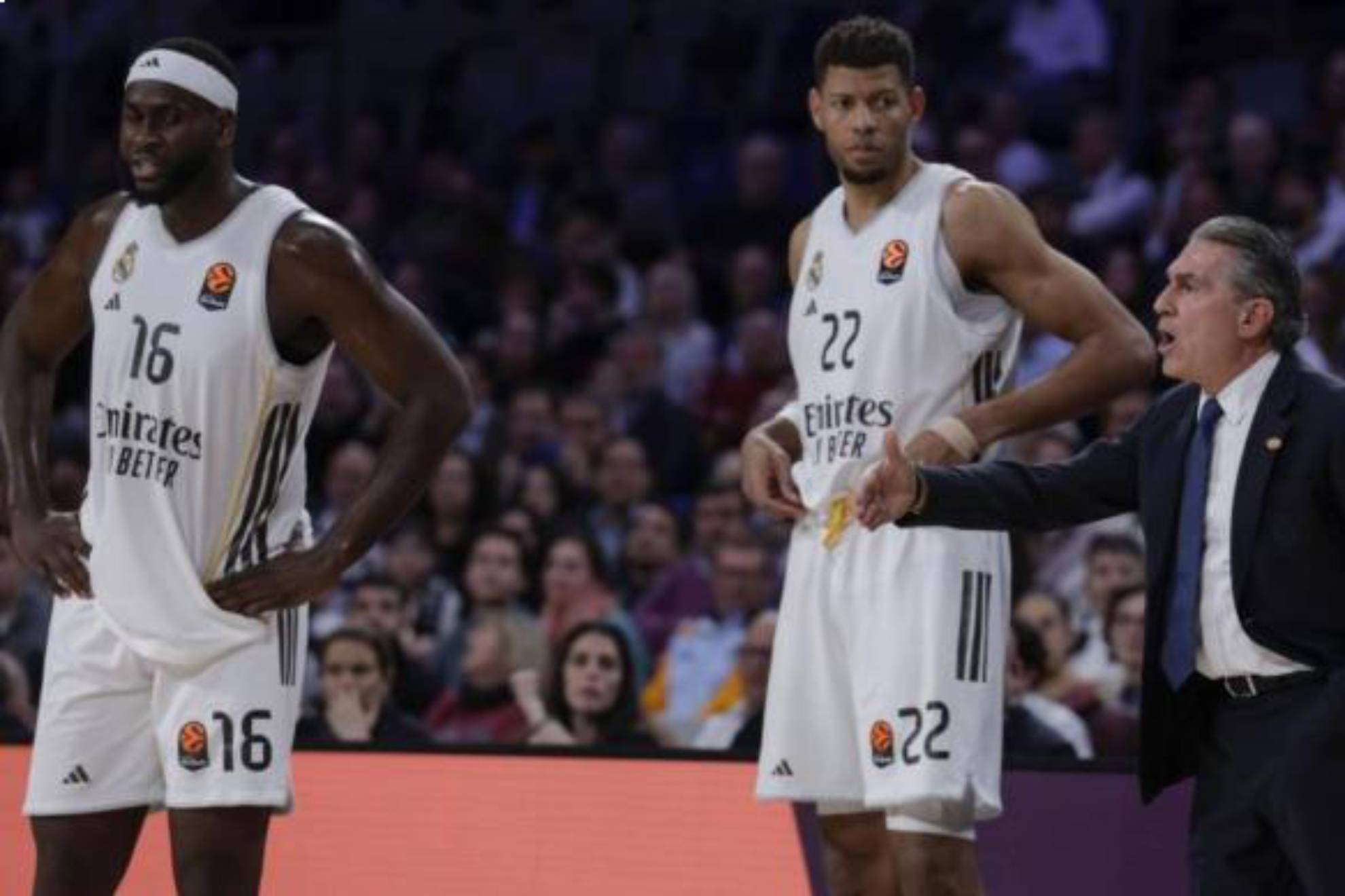 Sergio Scariolo da instrucciones ante Usman Garuba y Edy Tavares.