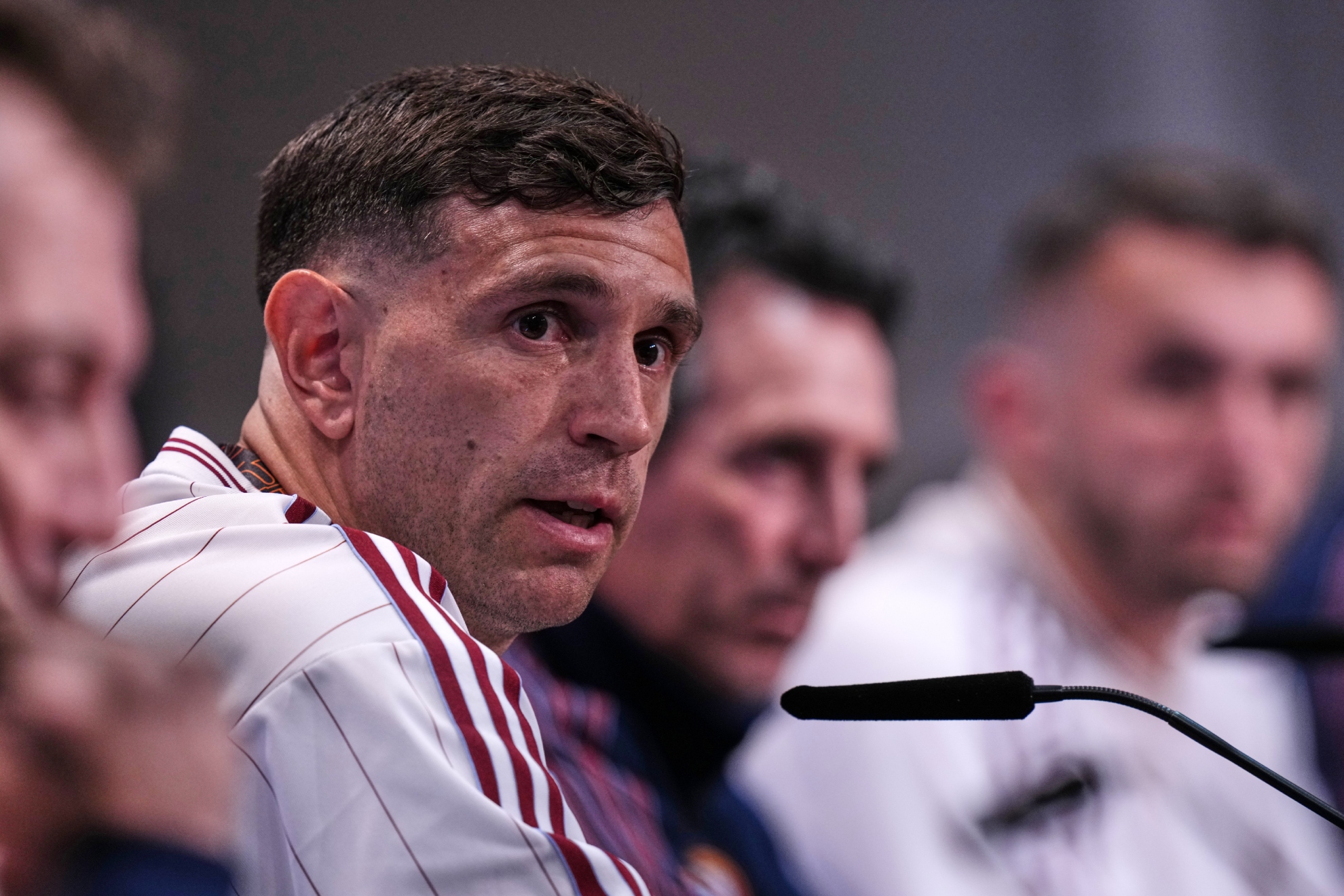 El 'Dibu' Martínez, en rueda de prensa junto a Emery.