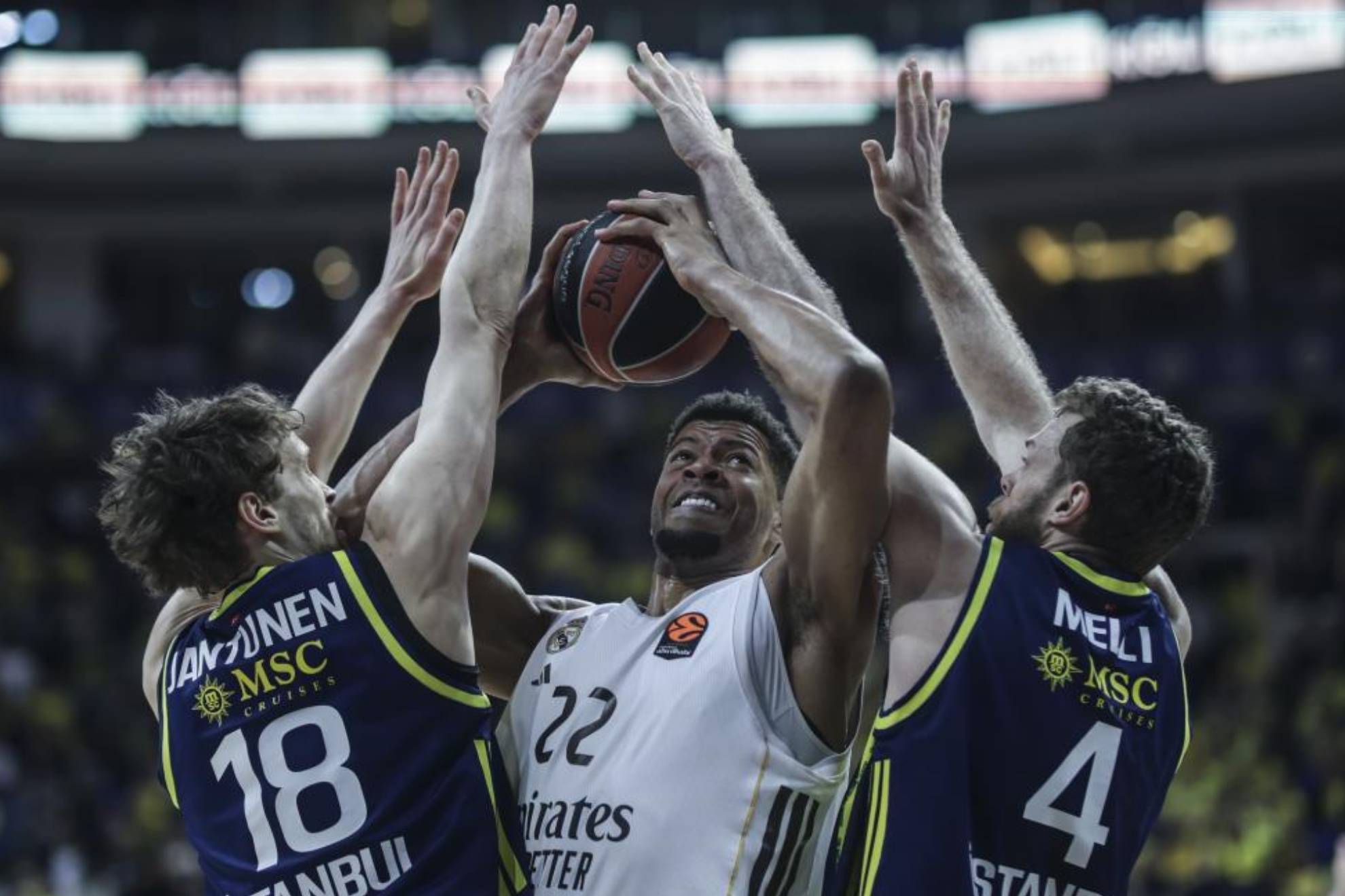 Tavares intenta atacar el aro ante la defensa de Jantunen y Melli en el último duelo entre el Fenerbahçe y RM.